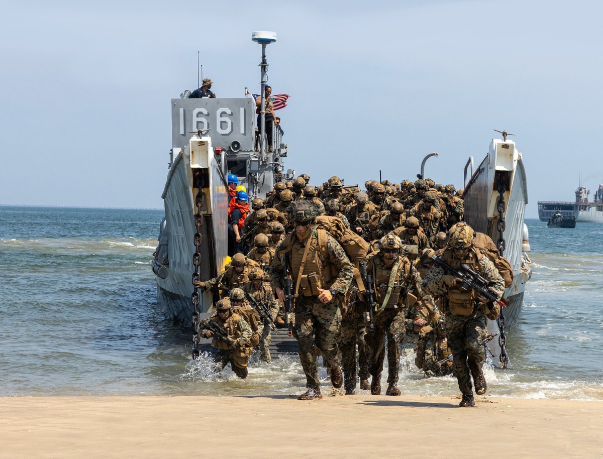 USFleetForces's tweet image. 8,500 U.S. & Allied forces trained in amphibious ops, littoral warfare & all-domain integration during #AtlanticAlliance2025. The largest Western Atlantic amphibious exercise in a decade, spanning NC to ME & boosting NATO readiness across sea, air & land. 🌊⚓️ #2ndFleet