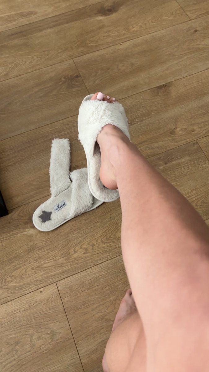 Which bitch wants to buy my used broken slippers?👸🏽Bid in my dms thehe. Let the best offer win.🏆 

🇵🇱Która suka chce kupić moje zużyte rozpierdolone kapćie?składajcie oferty w dm. 

Findom paypig pl goddess hypno footfetish feet fetish used slipper fetish fetysz stópki humanatm