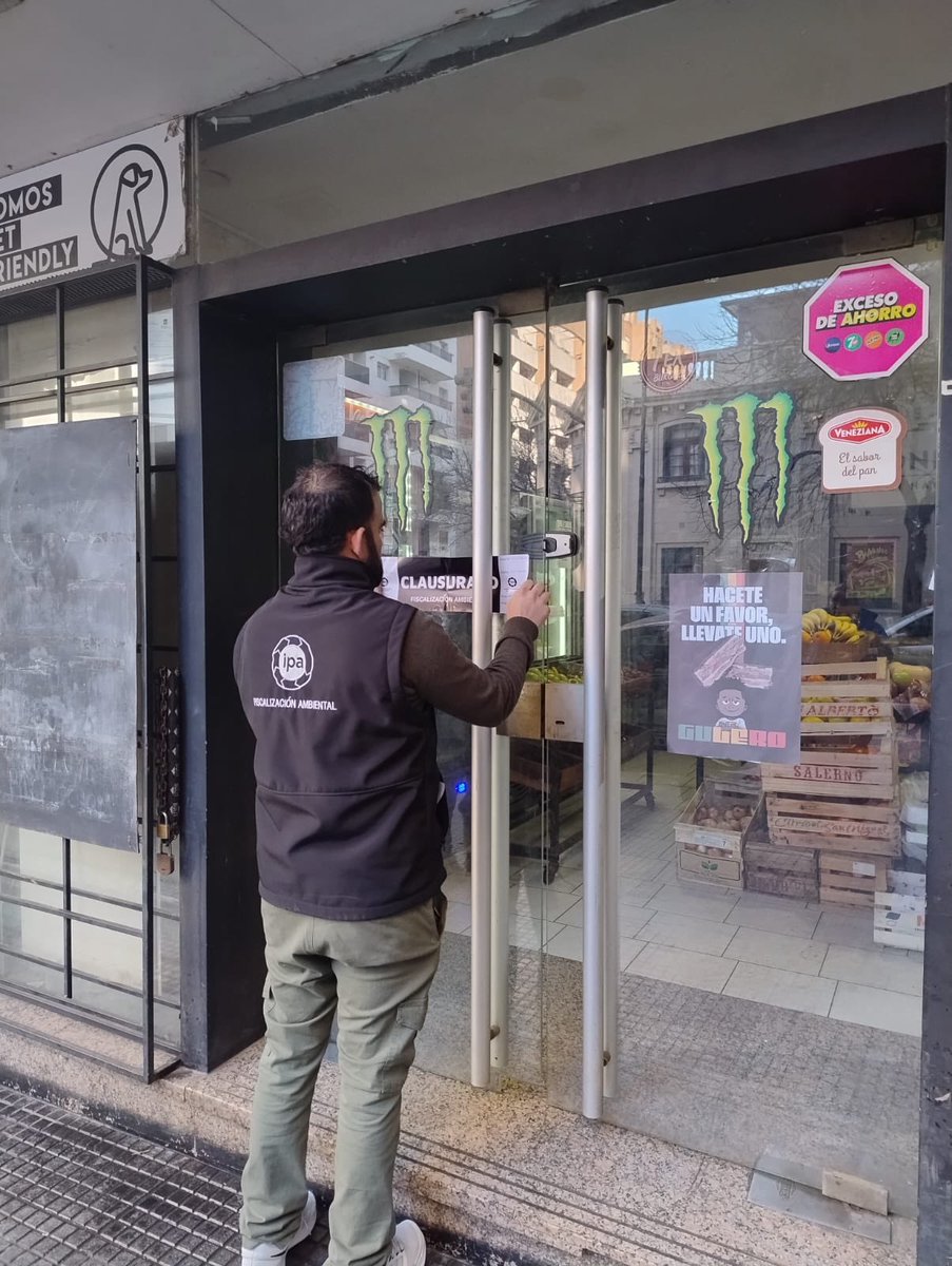 IpaMuniCba's tweet photo. CLAUSURA DE TRES COMERCIOS POR INCUMPLIMIENTOS AMBIENTALES🚨

👉🏻Desde el instituto, desarrollamos un operativo en B° San Martín en el que se procedió a la clausura de tres locales comerciales por diversas infracciones. https://t.co/GnPbWchvxh