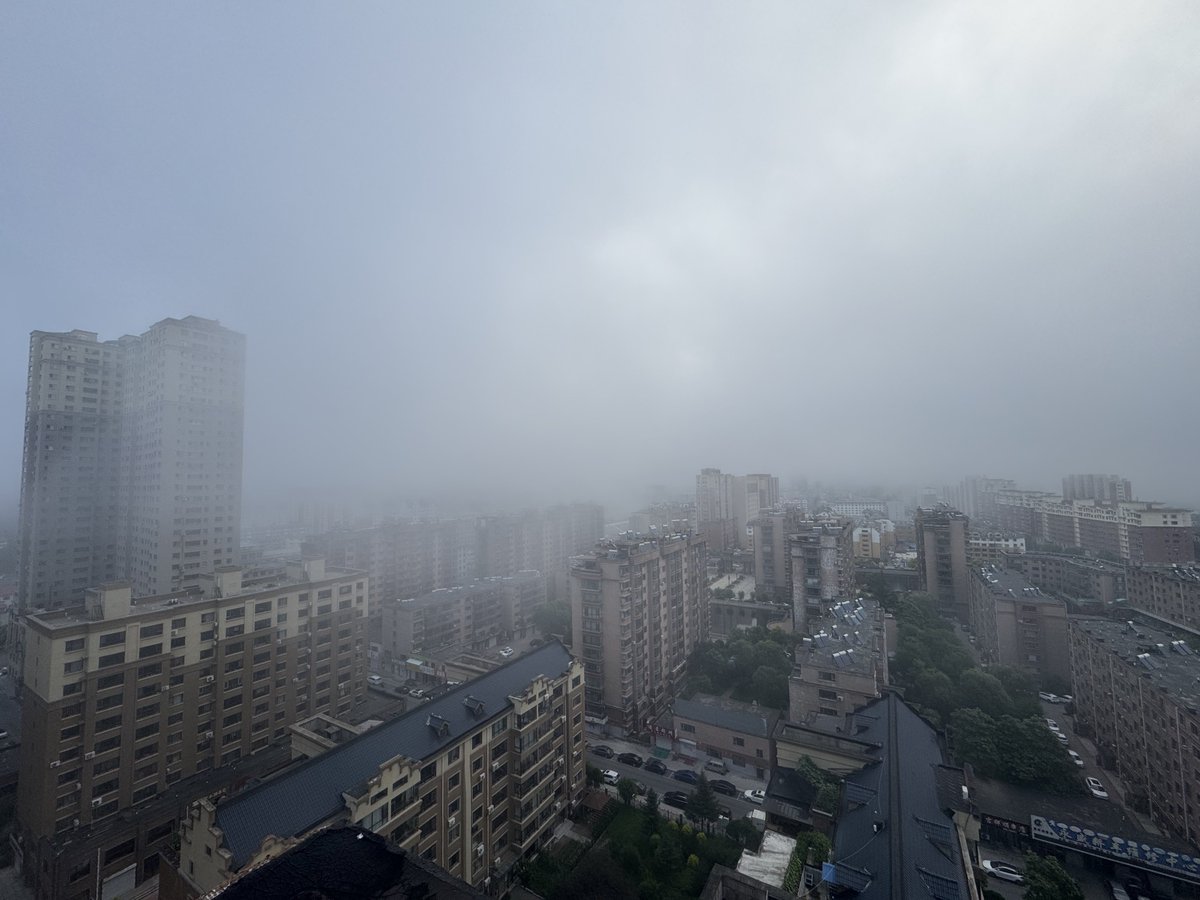 Adversary_c's tweet image. 曾经住在山上20多年 我知道迷雾之上是什么样子 朗朗乾坤 我嘲笑处于迷雾之中的人 然而现在 我处于迷雾之中 不过没关系 我知道 迷雾终会散去 因为人们始终相信 守得云开见月明 太阳总会升起

拨不开迷雾的 是因为人们心中的成见
那像是一座大山
那就是人性
但终会散去
因为这是自然法则