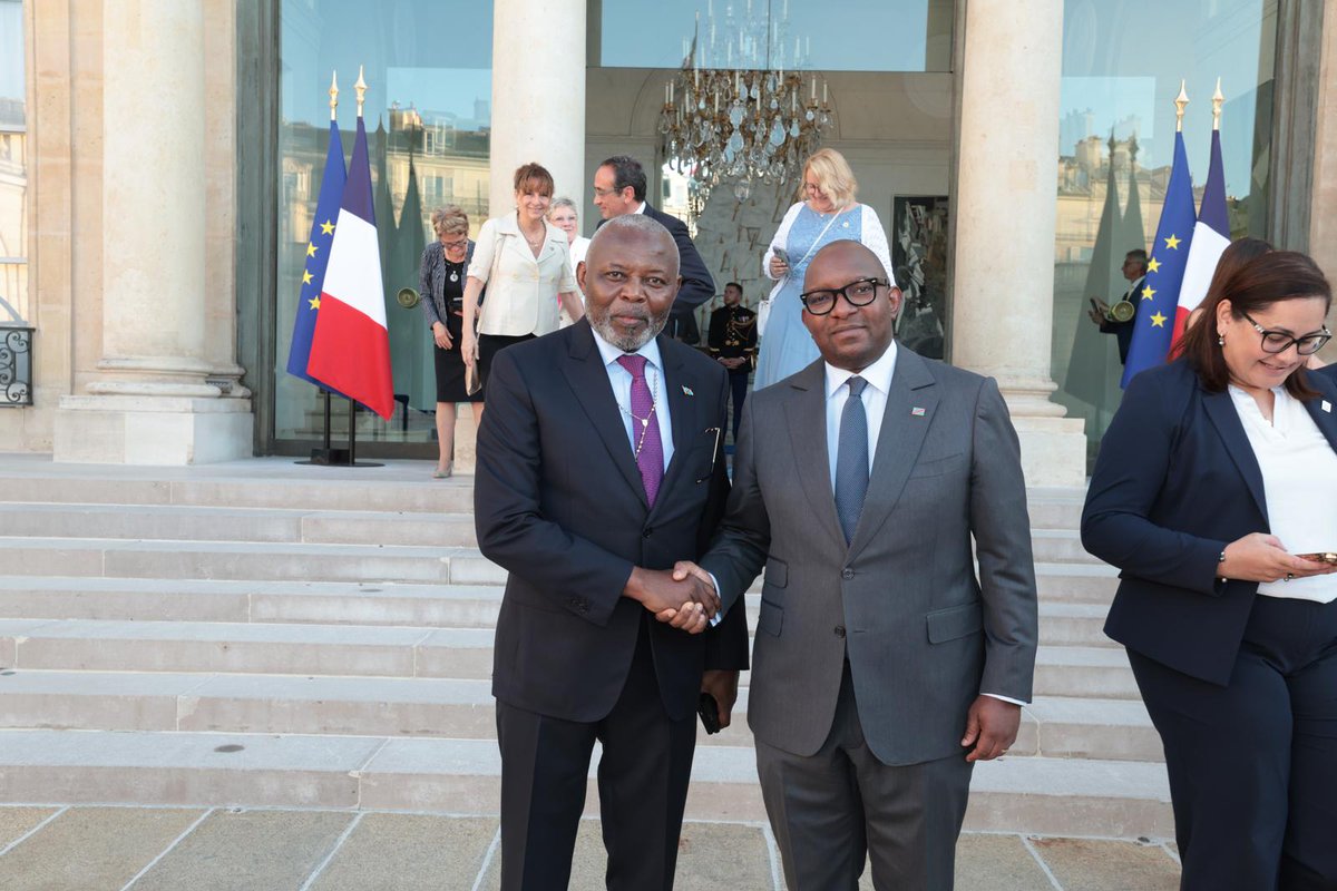 AssembleeNatRDC's tweet image. En marge de la 50ème session de l'APF, à Paris, le Président Vital KAMERHE et son Collègue du Sénat Sama Lukonde ont répondu à l'invitation du Président Français Emmanuel Macron,à l'Elysée, où il réunissait les membres du Bureau de l'APF et les différents Présidents des chambres.