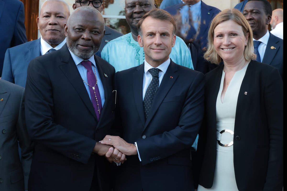 AssembleeNatRDC's tweet image. En marge de la 50ème session de l'APF, à Paris, le Président Vital KAMERHE et son Collègue du Sénat Sama Lukonde ont répondu à l'invitation du Président Français Emmanuel Macron,à l'Elysée, où il réunissait les membres du Bureau de l'APF et les différents Présidents des chambres.