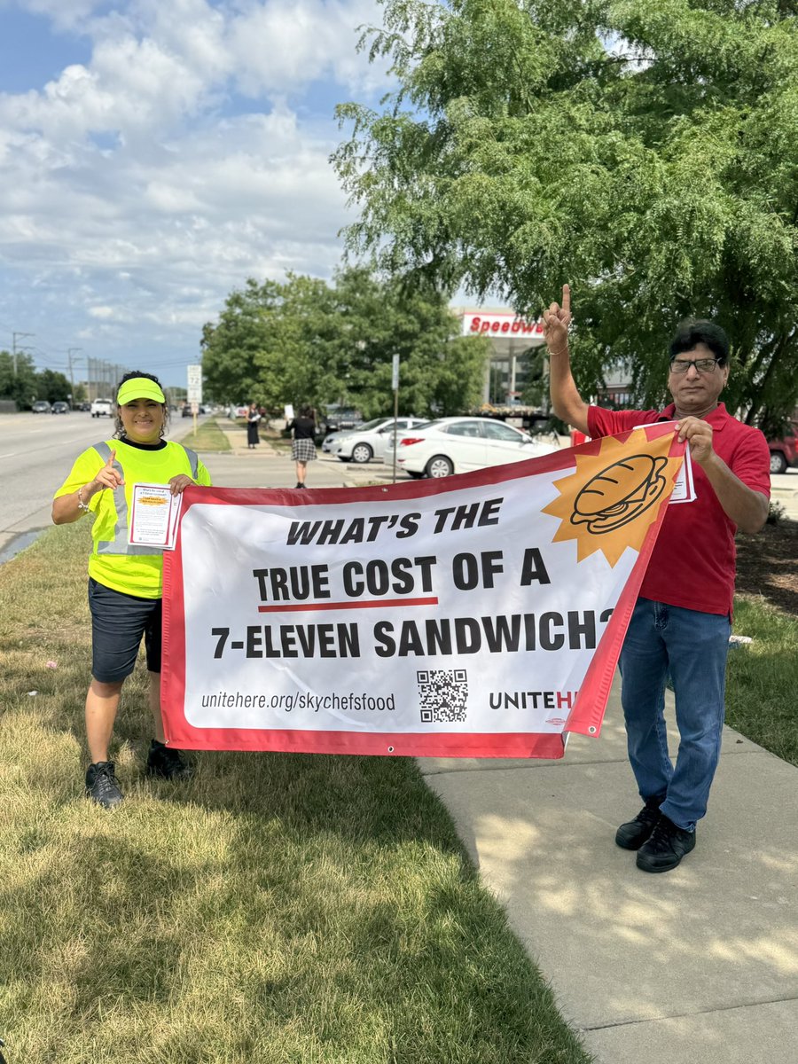 UniteHereLocal1's tweet image. LSG Sky Chefs workers say:
❌ Wages are too low
❌ Health care is too expensive
❌ They’ve been waiting YEARS years for a fair union contract!
@7eleven: Act to ensure that the workers who make many of the sandwiches & salads you sell receive good wages & benefits!