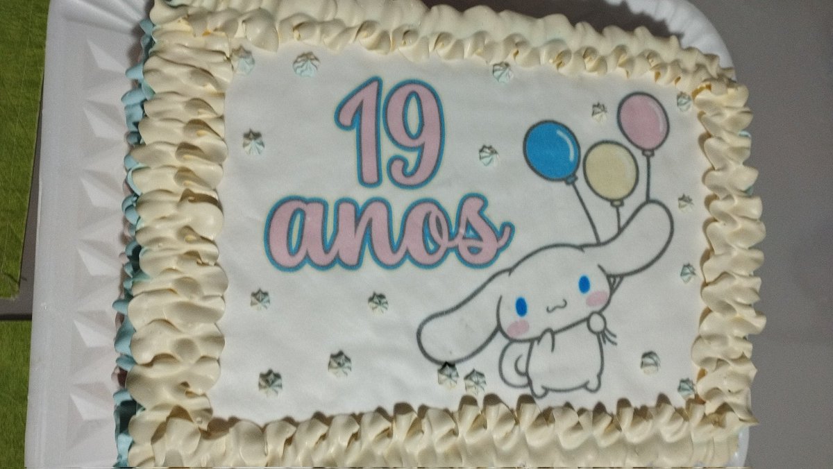abwlhinha's tweet photo. @maipurper o meu pedido foi esse com uma fotinha do cinnamoroll em cima e me entregaram isso, sendo que: eu não pedi escrito a idade e pedi o cinna no centro do bolo, o chantilly era só azul e branco, tinha rosa. eu odeio rosa e a idade ainda escrita da mesma cor, pavoroso https://t.co/0dkOr6wYwl