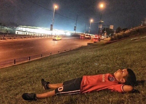 Bu gece düşlerimiz dehşetli güzel.