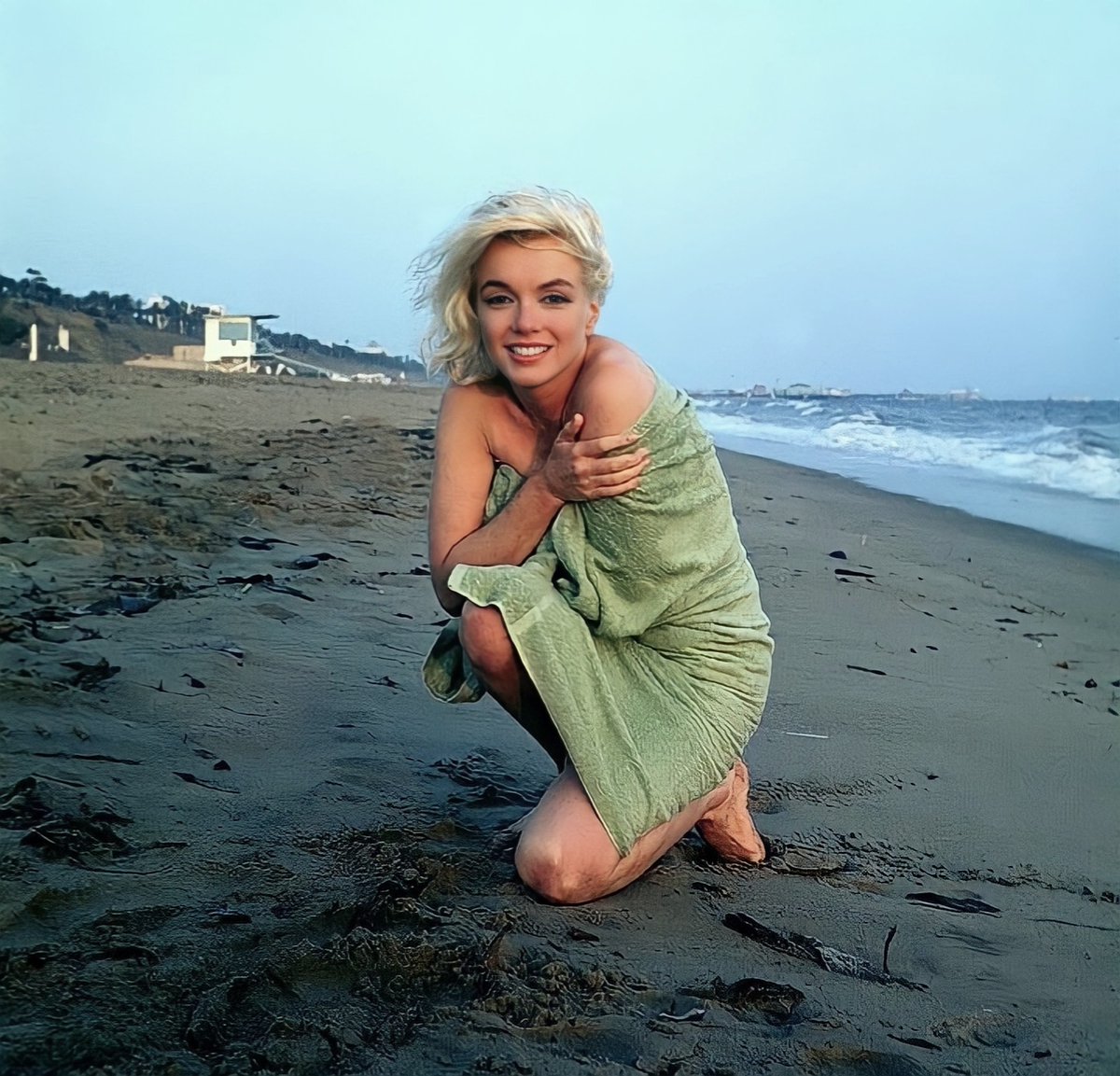 MarilynDiary's tweet image. Marilyn Monroe posing on a Santa Monica beach for George Barris in 1962.
amzn.to/44J9je0