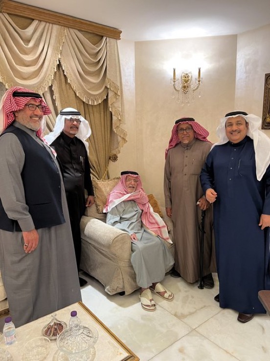 DrMalowein's tweet photo. فذلكةٌ في مفهومِ صناعةِ الخير
الفقيد عبدالرحمن بن صالح الشثري أنموذجاً

انتقل إلى رحمة الله تعالى الجمعة ١٦ محرم ١٤٤٧ الموافق ١١ يوليو 2025م الوجيهُ الأستاذ #عبدالرحمن_بن_صالح_الشثري، المعروفُ بلقبه (أبو هشام) المستشارُ بالحرس الوطني، مديرُ عام العلاقات العامة، رئيسُ تحرير مجلة الحرس الوطني - سابقاً - بعد معاناةٍ طويلةٍ مع تداعيات مرض الكلى.
أسأل اللهَ له المغفرةَ والرحمة، وأن يعفوَ عنه، ويتقبلَ منه ما قدَم وسعى فيه من إحسانٍ وبر وصلة وشفاعةٍ حسنة، ومدِ يدِ العون للمحتاج، وأعمالٍ خيريةٍ للمجتمع، ووقفةٍ إنسانيةٍ مع مرضى الفشل الكلوي في المملكة كافة.
وُلد الفقيدُ أبو هشام عام 1363هـ بمدينة #حوطة_بني_تميم، وتوفي والدُه صالح بن محمد الشثري ولم يتم الخامسةَ من عمره، وفَقَد والدته فاطمة بنت عبد الرحمن الشثري في حادث سير على طريق الحجاز وعمره ثمانية عشر عاماً، وتوفي كل إخوته قبل ولادته.
وهكذا نشأ الفتى يتيمَ الأب في طفولته ومطلع شبابه، ثم فقيدَ الأم بعد أن شب عن الطوق؛ لكنه حظي بالعناية والاهتمام من عائلة الشثري الكريمة التي عُرفت بالإحسان إلى البعيد؛ فكيف بأحد أبنائها، فنشأ تحت نظر واهتمام وعناية أخواله وأعمامه، ومنهم الشيخ عبدالعزيز أبو حبيب وأخوه الشيخ عبدالرحمن بن محمد الشثري رحمهما الله.
تلقى تعليمَه الابتدائيَ بالحوطة، ثم التحق بالمعهد العلمي بالرياض؛ إذ لم يُفتتح المعهدُ العلميُ بالحوطة آنذاك، فأكمل الدراسةَ بمعهد الرياض العلمي، وحصل منه على شهادته الثانوية، وكان من زملائه الأساتذة الفضلاء مع حفظ الألقاب، محمد العجيان، صالح الصويان ، محمد الطيار، محمد الربيع، محمد القشعمي، عبد العزيز العميري، مسفر المسفر، رحم الله من توفي، وأطال أعمار الباقين بصحة وعافية.
والتحق الشابُ العصاميُ المكافحُ بكلية اللغة العربية، فأمضى سنة ًدراسيةً أو ربما تزيد قليلاً؛ لكنه لم يستطع مواصلةَ دراسته الجامعية بسبب ظروفه المادية، وأتيحت له الفرصةُ للالتحاق بـ #صحيفة_الجزيرة التي صدر عددُها الأولُ بتاريخ 20 صفر 1384هـ 30 يونية 1964م، فكان أولَ عملٍ صحفي قدمه تغطيةٌ واسعةٌ لأول انتخاباتٍ لأعضاءِ المجلس البلديِ بمدينة الرياض، ونُشر التحقيقُ الصحفيُ في الصفحة الثانية من العدد الأول من الجزيرة التي كانت تصدر - حينذاك أسبوعياً - بعنوان: من وقائع انتخابات المجلس البلدي. 
ثم انتقل إلى #جريدة_الرياض التي صدرت عام 1385هـ صحفياً محترفاً؛ بين كتابة الخبر والتقرير والمقال.
ثم التحق برئاسة الحرس الوطني سكرتيراً بالعلاقات العامة، فمديراً لها، ورئيساً لتحرير #مجلة_الحرس_الوطني منذ صدور عددها الأول في رجب 1400هـ مايو 1980م، إذ صدرت فصليةً في بداية الأمر؛ وصدر العددُ الثاني في شوال 1400هـ، ثم صدرت شهريةً منتظمة، واستمر رئيساً لتحرير المجلة، ومديراً عاماً للعلاقات العامة، ورئيساً لتحرير نشرة (التراث) المواكبة للمهرجان الوطني للتراث والثقافة، ورئيساً للجنة العلام والمراسم في بداية انطلاقة المهرجان خلال سنواته الأولى.
ويتواصلُ هذا النشاطُ الثقافيُ والإعلاميُ في موسم الحج أيضاً، فيشرف على برامج إذاعة الحج الداخلية المؤقتة التي كانت تبث من مخيم الحرس الوطني.
واستمر يؤدي مهامَه الوظيفيةَ مديراً للعلاقات العامة، ورئيساً لتحرير مجلة الحرس الوطني إلى عام 1414هـ حيث عُين مستشاراً برئاسة الحرس الوطن.
وقد حصلت إدارةُ العلاقات العامة بإدارة الأستاذ عبد الرحمن الشثري على لقب أفضل إدارة علاقات عامة على مستوى المملكة، حسب دراسة نشرها معهدُ الإدارة العامة لأحد الباحثين؛ فهي – حسب الدراسة – الإدارةُ الوحيدةُ الفاعلةُ التي تؤدي دورَها بمهنية عالية حسب القواعد العلمية لمفهوم العلاقات العامة.
لم تكن قاعةُ الملك فيصل بفندق الأنتر ، وقاعاتُ الفنادق التي يستضاف فيها ضيوف المهرجان الوطني للتراث والثقافة، وصالوناتُ الجنادرية المكانَ الوحيدَ الرحبَ - فحسب - للندوات والمحاضرات والحوار بين نخبة من مثقفي وأدباء المملكة ونظرائهم من الوطن العربي؛ بل كان مجلسُ أبي هشام  في منزله أيضاً مكاناً فسيحاً رحباً للحوار والاستئناس والتعارف بين المثقفين والإعلاميين السعوديين ورموز الفكر والأدب والإعلام من أقطار الوطن العربي كافة، فكم ليلةً من تلك الليالي الوارفات بعبق الأرواح الطيبة، والكلمات المضيافة، والحوارات السمحة، والذكريات التي تنداح طوال سهرة ما بعد العَشاء إلى قرب منتصف الليل في بيت أبي هشام بحي سلطانة أولاً، ثم في حي المزرعة لاحقاً.
 وكان من الشخصيات البارزة في تلك الجلسات الثرية: الروائي السوداني الطيب صالح، المؤرخ المغربي والسفير د. عبد الهادي التازي، الباحث والشاعر التونسي الدكتور نور الدين صمود، المفكر  المصري الدكتور رشدي فكار ، الأديب السوداني الدكتور محمد إبراهيم الشوش رئيس تحرير مجلة الدوحة، المفكر المغربي الدكتور مهدي بن عبود، الإعلامي والشاعر  المصري فاروق شوشة، الشيخ والداعية المصري محمد الغزالي، الشاعر والصحافي المصري فاروق جويدة، الصحفي الكويتي الأستاذ أحمد الجار الله رئيس تحرير صحيفة السياسة.
أصيب أبو هشام بالفشل الكلوي عام 1417هـ، وبدأ قصورُ كليتيه في أداء مهامهما قبل تلك السنة بأعوام حتى وصل إلى الفشل الكامل الذي اضطر معه إلى الغسيل، وبعد معاناته سنةً من الغسيل تمت زراعةُ كلية له بمستشفى الملك فهد بالحرس الوطني.
ومن شدة وطأةِ معاناته من مرض الكُلى انبثقت في ذهنه فكرةُ تأسيسِ جمعيةٍ خيريةٍ تُعنى بمرضى الفشل الكلوي، وكانت الدولةُ – وفقها الله – خيرَ معين وداعمٍ لهذه الفكرة؛ فصدرت موافقةُ صاحبِ السمو الملكي الأمير #سلمان_بن_عبدالعزيز أمير منطقة الرياض آنذاك ( خادمُ الحرمين الشريفين الملكُ حالياً) على ذلك، وكان لسمو الأمير سلطان بن محمد بن سعود الكبير – شفاه الله – مؤازرةٌ وعونٌ لأبي هشام، وانهالت التبرعات من مقام خادم الحرمين الشريفين الملك فهد – رحمه الله – ومن أصحاب السمو الملكي الأمراء، ورجال الأعمال، والمحسنين، وتم إنشاءُ أكثرَ من ثلاثين مركز كلى في مدن وقرى المملكة.
واليوم وأنا أكتب هذه الكلماتِ عن أحد رجال الخير في بلادنا الحبيبة – وهم كثيرون ولله الحمد – على امتداد رقعة جغرافيا هذا الوطن العزيز الممتدة الواسعة أستعيدُ من ذكرياتِ نصفِ قرن مضى على بدء معرفتي بأبي هشام حين رأيته أولَ مرةٍ في المكتبةِ العامة التابعة لوزارة المعارف بالحوطة عام 1391هـ وكنتُ حينَها في السنة الأولى المتوسطة، وقد جاء إلى المكتبة في الصباح الباكر قُربَ التاسعةِ متفقداً، ثم التقيتُ به في الرياض حين التحقتُ بكلية اللغة العربية، وامتدت الصلةُ الطيبةُ أكثر من خمسة وأربعين عاماً، وقد كتبت تفاصيلَ هذه العلاقة الأخويةِ في فصلٍ من فصولِ كتابي #مشاهير_التقيت_بهم، وبرفق هذا المقال لقطةٌ له قبل سنةٍ من وفاته وهو يقرأ ما كتبتُه عنه فورَ صدوره.
ومما يحسن ذكرُه في هذه المقالةِ الموجزة أن أشيرَ إلى حميتِه لمدينته حوطة بني تميم؛ فمنذ بدأ ت مواهبُه في يفاعته تتجلى من خلال قدراته الفذة في التواصل الاجتماعي والحكومي، وهو لا يفتأ يجمع كلمةَ لِداته من شباب الحوطة المتحمسين (ما أروعهم!) على مطالبةِ الوزراتِ المعنيةِ بما تحتاجه مدينتُهم مما كان ينقصها من إدارات الخدمات؛ كالأحوال المدنية والجنسية، والجوازات، والمستشفى، والمكتبة العامة، وكتابة العدل، ومركز غسيل الكلى، ولعله مع آخرينَ من شباب الحوطة آنذاك ( ولا يتسع المقامُ لذكر أسمائهم، ونرفع لهم أكف التقدير والاحترام) أولَ من طالب بافتتاح مدرسةٍ لتعليم البنات، وحين زار وكلاءُ الوزاراتِ الحكوميةِ مدينةَ الحوطة مطلع الثمانينيات الهجرية من القرن الماضي، وأقيم احتفالُ تكريمٍ لهم ألقى أبو هشام كلمةَ المواطنين، مذكراً بما تفتقر إليه الحوطةُ من إداراتٍ خدميةٍ ضرورية.
ولعل من المناسب أن أشيرَ أبضاً إلى أنه مع مجموعة من الشباب المثقف كان وراءَ إنشاء (مكتبة الثقافة) التجارية التي تبيع الكتبُ والمجلاتِ والجرائدَ والأدواتِ القرطاسية، وقد تم اختياري لأتولى إدارتَها والبيعَ فيها براتب قدره 100 ريال في الشهر، من عام 1392 – 1395هـ.
ولئن مضى الوقتُ، وانحسرت مساحةُ المقالِ المتاحةُ الآن؛ فإنه لا يحسن بي أن أنسى الإشارةَ إلى مجلس أبي هشام الأسبوعي المفتوحِ بعد مغرب كل يوم جمعة في منزله بحي المعذر الشمالي؛ حيث تحضره نخبٌ ثقافيةٌ وإداريةٌ وتجاريةٌ، وتدور في رحاب الضيافةِ السمحةِ أحاديثُ عفويةٌ وتواصلٌ أخويٌ، ربما كان سينقطع بين كثيرين منهم لولا رابط تلك الجلسة التي افتقدناها بعد أن أنهكه المرضُ قبل سنة تقريباً، وصار من المتعذر انعقادُ تلك الجلسة بعد أن أُدخلَ إلى العناية الفائقة في المستشفى خلال الأشهر الأخيرة قبل وفاته.
ومما سيشفع له – إن شاء الله – تأصلُ مفهومِ (الفزعةِ) وسرعةِ المبادرةِ للمساعدة لمن يستدعي وضعُه ذلك من النواحي العلاجية المرضية، أو المادية، أو البحث عن طريقٍ ييسر سبيلَ عيشٍ كريم لمن يفتقر إليه.
كان أبو هشام رجلاً اجتماعياً بكل ما توحي به هذه الكلمةُ من معنى، فهو لديه شغفٌ بمعرفة الناس عامة، والمميزين منهم خاصةً، فقد كان رجلاً لا يمكن أن يعيش وحده أبداً ما دام قادراً على التواصل مع الناس، يسأل عنهم وإن لم يسألوا عنه، يبادر إلى إحياء الصلة معهم وإن قطعها الطرفُ الآخر، يسامح ويعتذر، ينسى ويجدد، يصل وإن لم يوصل، وربما يخيل لمن يسمع عنه قصصاً عديدة تدور في فلك العون والمساعدة للمسنين والعجائز والفقراء أن أبا هشام كلُه قلبٌ، قلبٌ ينبض بالخير لمن يعرف ومن لا يعرف، حدثني أحدُ اللصيقين به أنه لا يمكن أن يمرَ في طريقه إلى الحوطة حين يزورها إلا ينعرج منعطفاً يميناً داخلاً في عمق تلك القرية، طارقاً بابَ إحدى النساءِ العجائزِ الوحيداتِ من معارفه ماداً لها يدَه بما يجود به من مال أو مؤونة. 
أنا حقاً لا أشيعُه وحدَه؛ بل أشيعُ معه في غيابه ذكرياتِ نصف قرن من العمر، غفر الله له ورحمه.
◾️سيُصلى على الفقيد بعد صلاة العصر يوم السبت 17 محرم 1447هـ (12 يوليو 2025م) في جامع الملك خالد بمدينة الرياض. والدفن في مقبرة عرقة.
وسيكون عزاء الرجال والنساء في منزله بمدينة الرياض، بحي المعذر الشمالي.  - موقع الجامع:  https://t.co/N5CkHkzBhq - موقع منزل الفقيد رحمه الله:  https://t.co/lDtgCbglrq
◾️ولمزيد من المعلومات يمكن مراجعة مقال:
ذاكرة حيّة عبد الرحمن بن صالح الشثري
بقلم #محمد_القشعمي
26 ربيع الثاني 1444هـ (21-11-2022)
موقع مداد، على هذا الرابط:
https://t.co/8y7IzkSw5Z