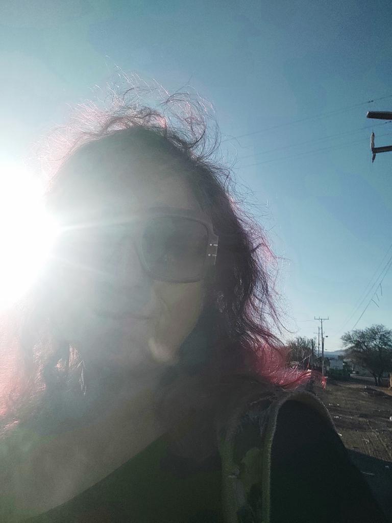 me voy a hacer clases a mis amigas de las chacras... esas cholas aprenden a leer y escribir... y yo soy la yatichiri