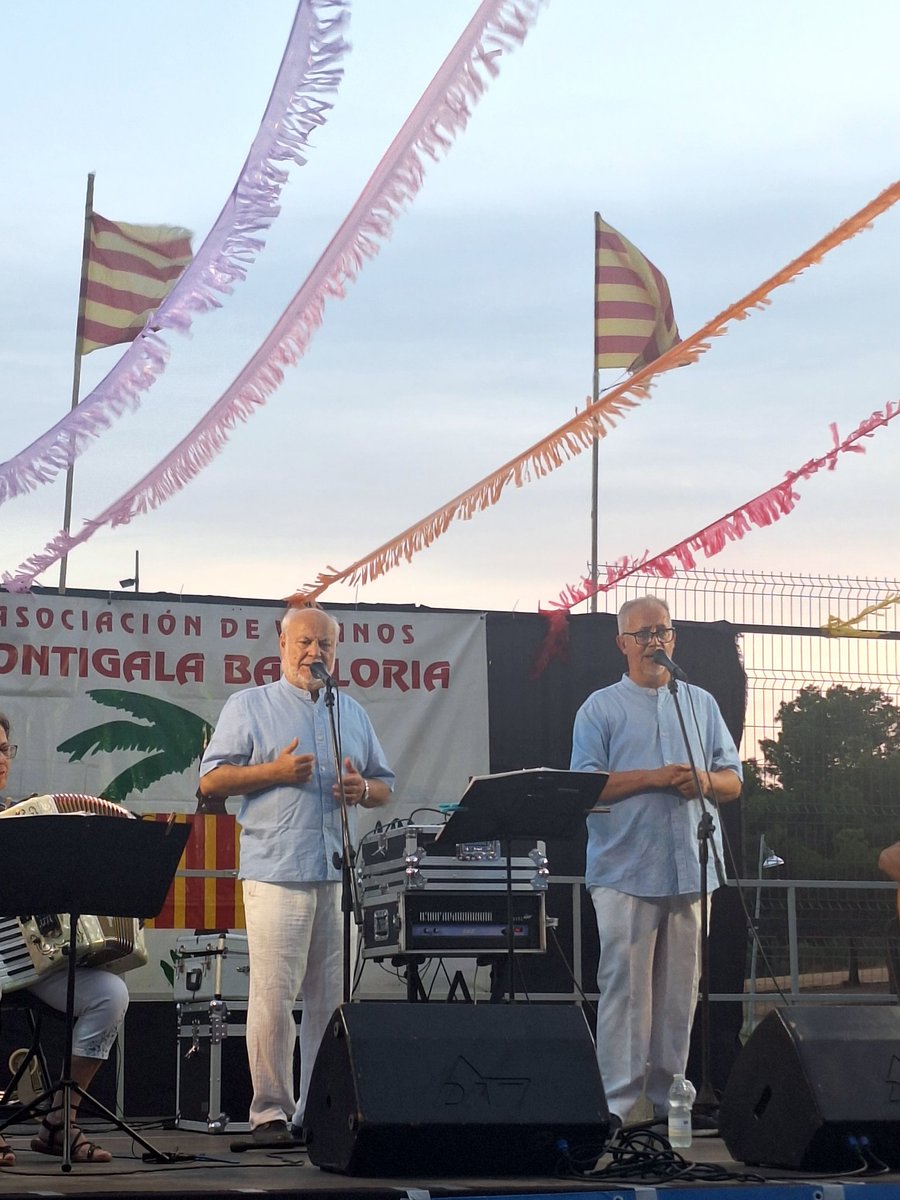 FrancescRibot's tweet photo. No agraïm prou a totes les persones q, arreu de #Badalona , des d les AAVV treballen pels seus veïns/es.
Lluitant per una llar d'infants, pq els carrers estiguin en condicions i, tambè per poder oferir unes festes.
Fent barri i ciutat
Avui, des d Montigalà-Batlloria
Enrique i Ana https://t.co/vMVnMt3xVm