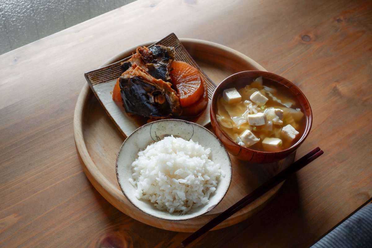 6:00 a.m.
昨夜煮たぶり大根で好きなだけ白米を食べる