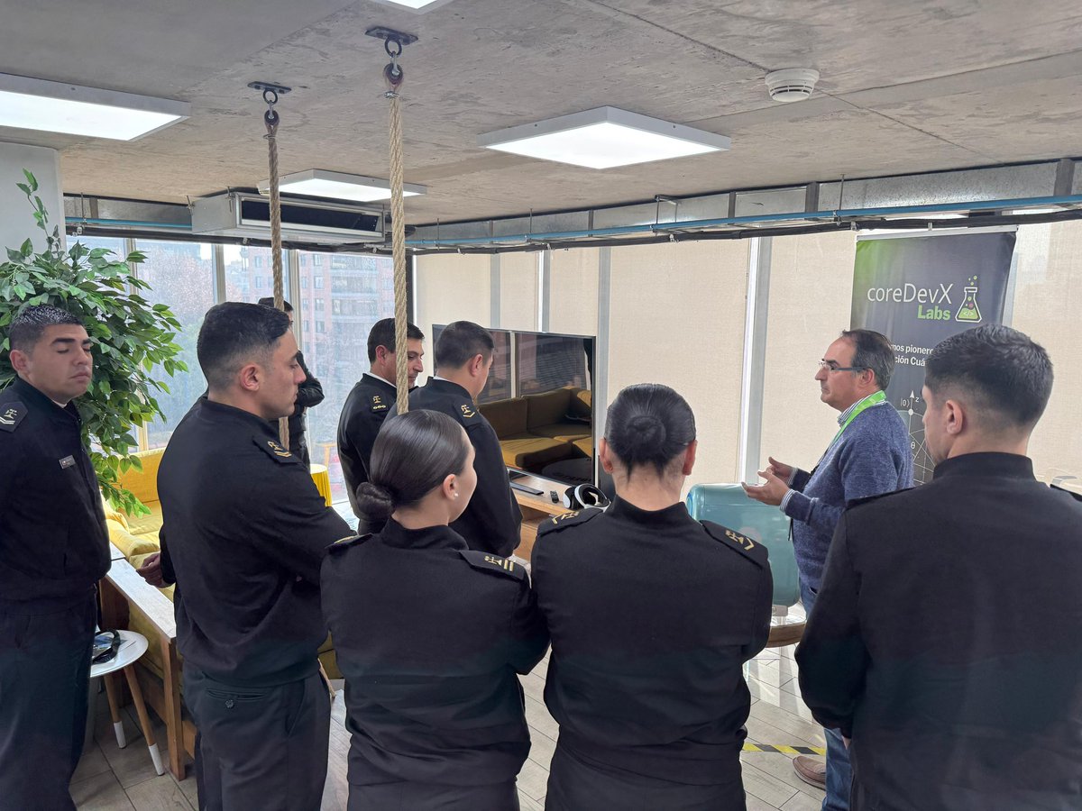 MetArmada_Valp's tweet image. Visita tecnológica 🤖🖥️📲

Personal del Centro que se encuentra realizando el curso de Técnico Instrumentista Meteorológico🔬🌥️ visitó #CoreDevx, expertos en #InteligenciaArtificial. 
Conociendo más sobre sus proyectos y soluciones innovadoras en #IA.

#ArmadaDeChile #Tecnología