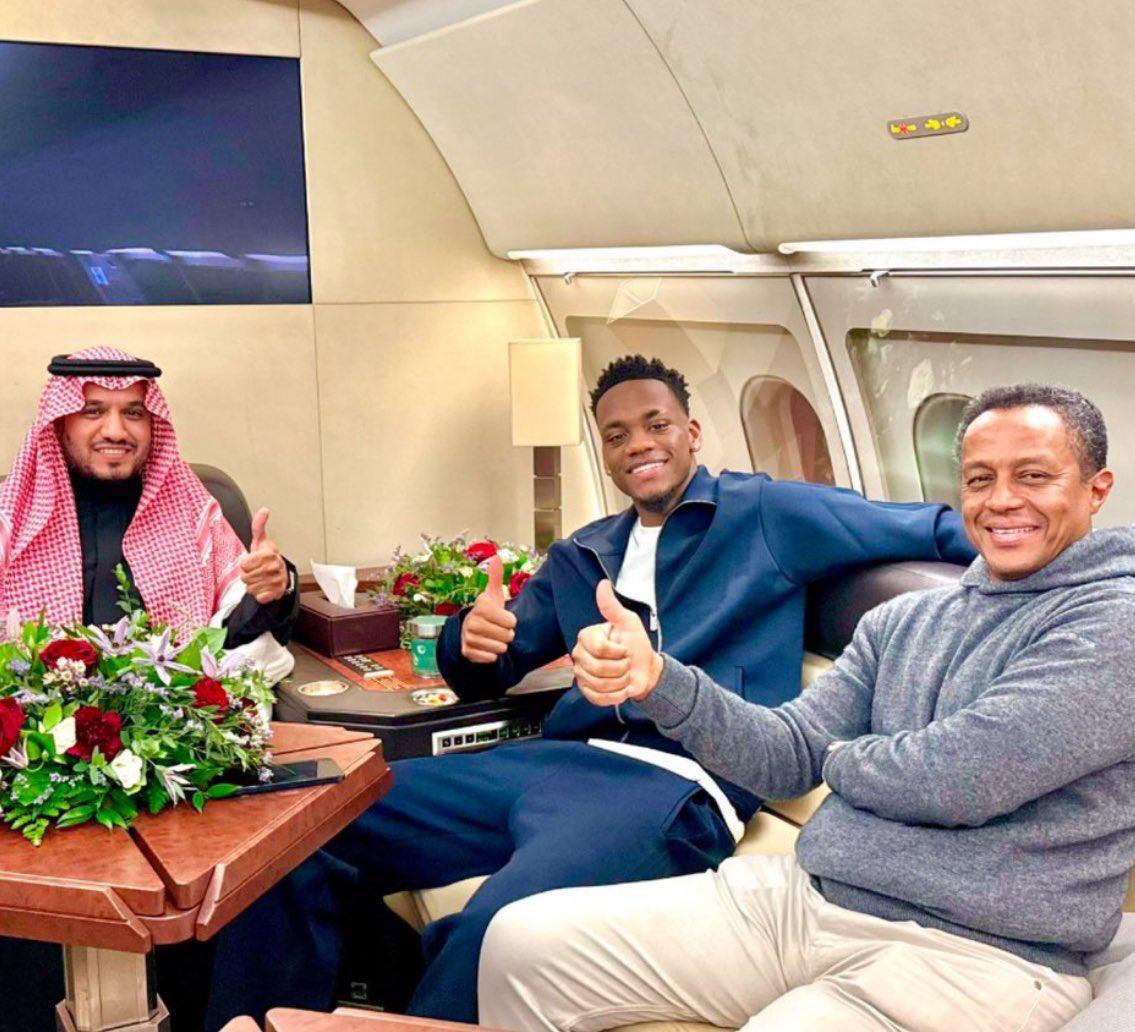 استقبلوه في طائرة خاصة، وغادر في تاكسي وحيدًا… بين البداية والنهاية، تُكتب الحكايات.!! 😂

#النصراويين