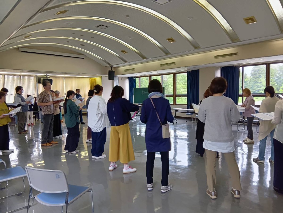 ojiya_clc's tweet image. プロの出演者と市民が一緒になって作り上げる11月開催の #市民オペラ に向け合唱団が一生懸命練習してるき~✨
団員の皆さんは、公演監督 #品田広希 さん(小千谷市出身)の指導によりイタリア語の発音や音程を繰り返し練習していました🎵
#オペラ
#市民学習センター
#楽集館
#小千谷