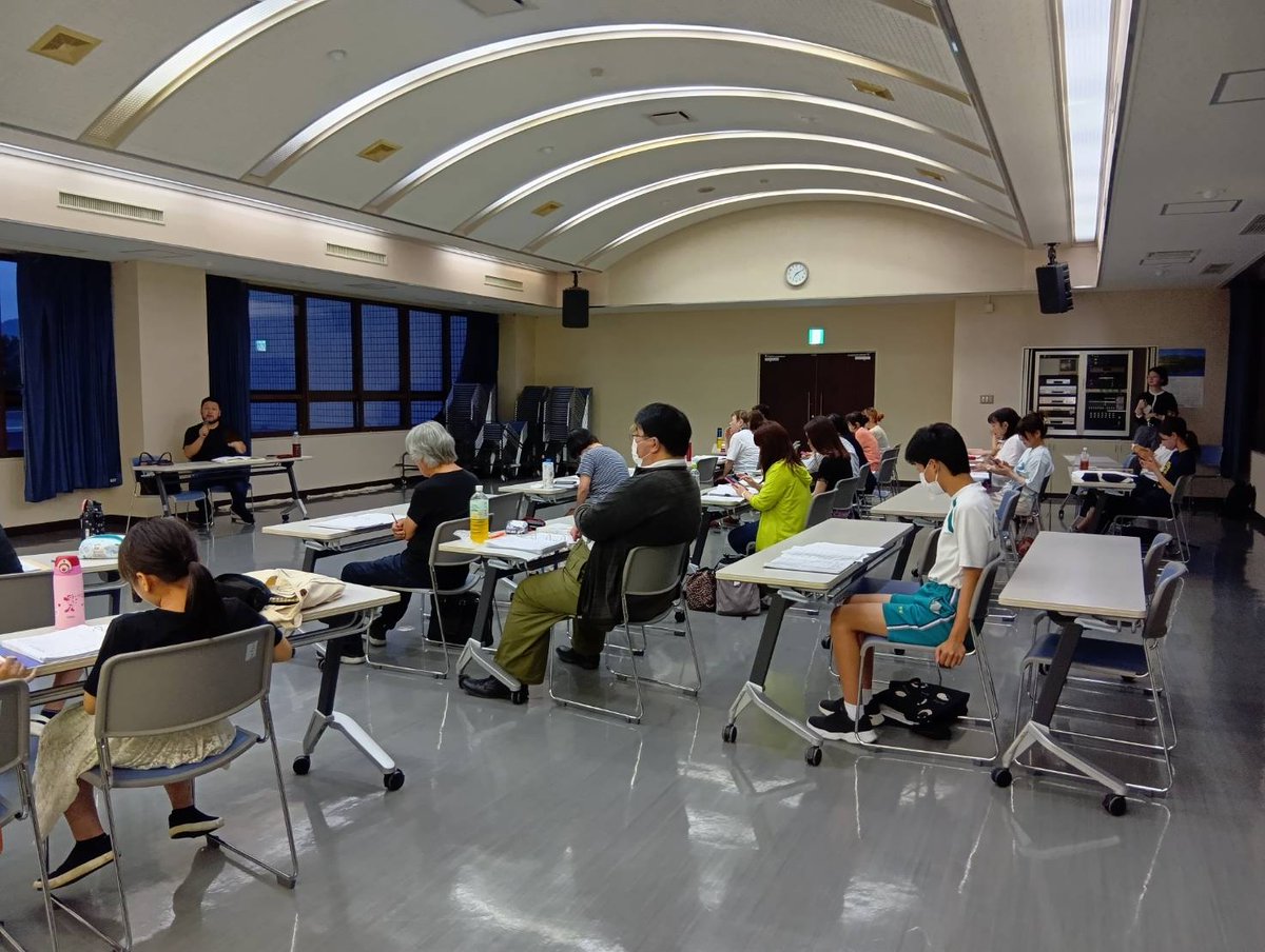 ojiya_clc's tweet image. プロの出演者と市民が一緒になって作り上げる11月開催の #市民オペラ に向け合唱団が一生懸命練習してるき~✨
団員の皆さんは、公演監督 #品田広希 さん(小千谷市出身)の指導によりイタリア語の発音や音程を繰り返し練習していました🎵
#オペラ
#市民学習センター
#楽集館
#小千谷