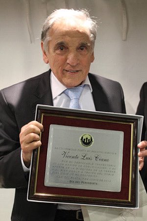 Se fue un grande, no solo en la profesión que tanto amaba. Se fue una gran persona y eso es lo que mas duele. En 2019 cuando asumí en el Concejo, no me conocía casi y un dia yendo a mi trabajo nos cruzamos, me dió un abrazo y me dijo "me pone feliz que gente joven se involucre".