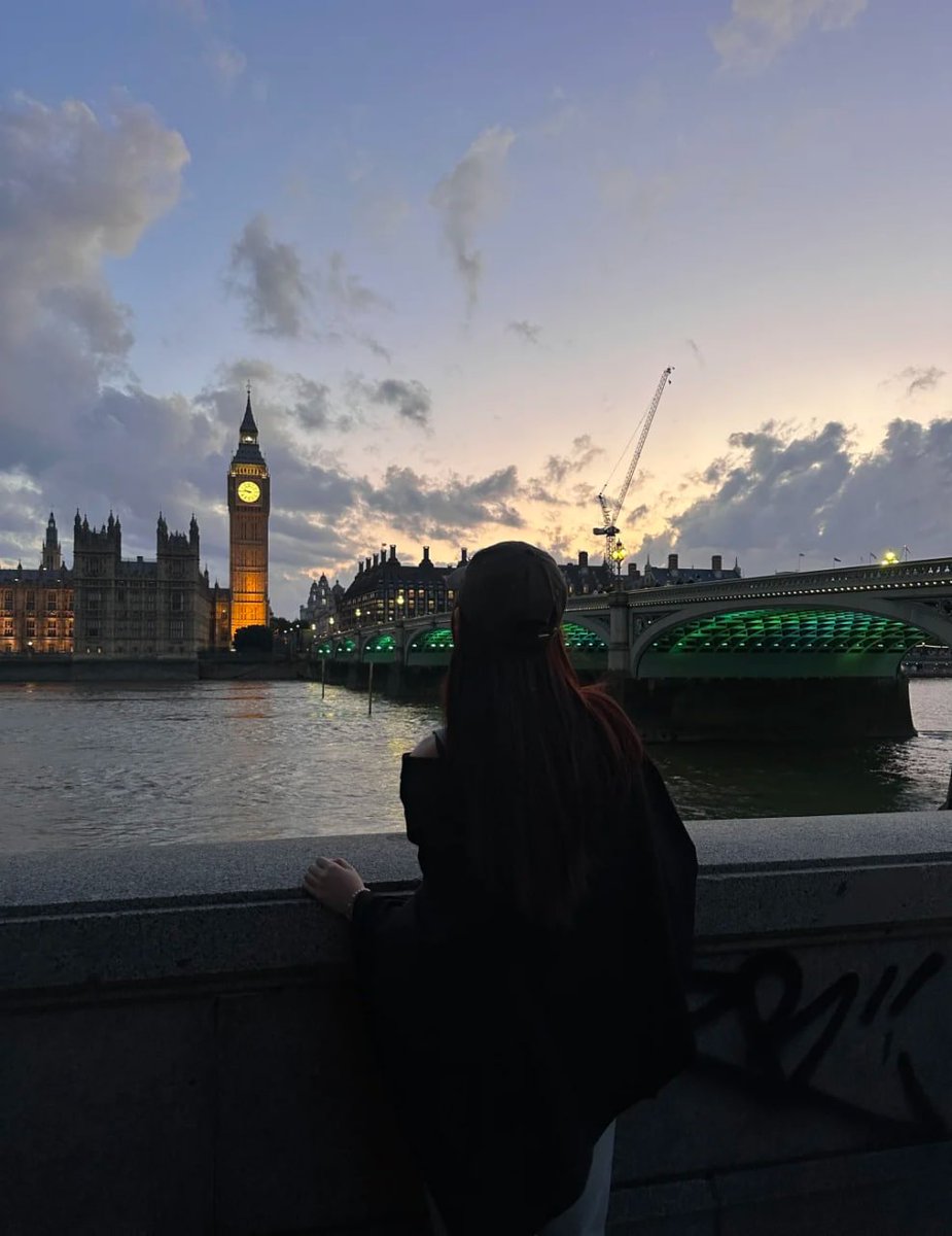 ElsaJim8's tweet image. The bridge offers sweeping river views and is a favorite spot for sunset hangs🤗😴