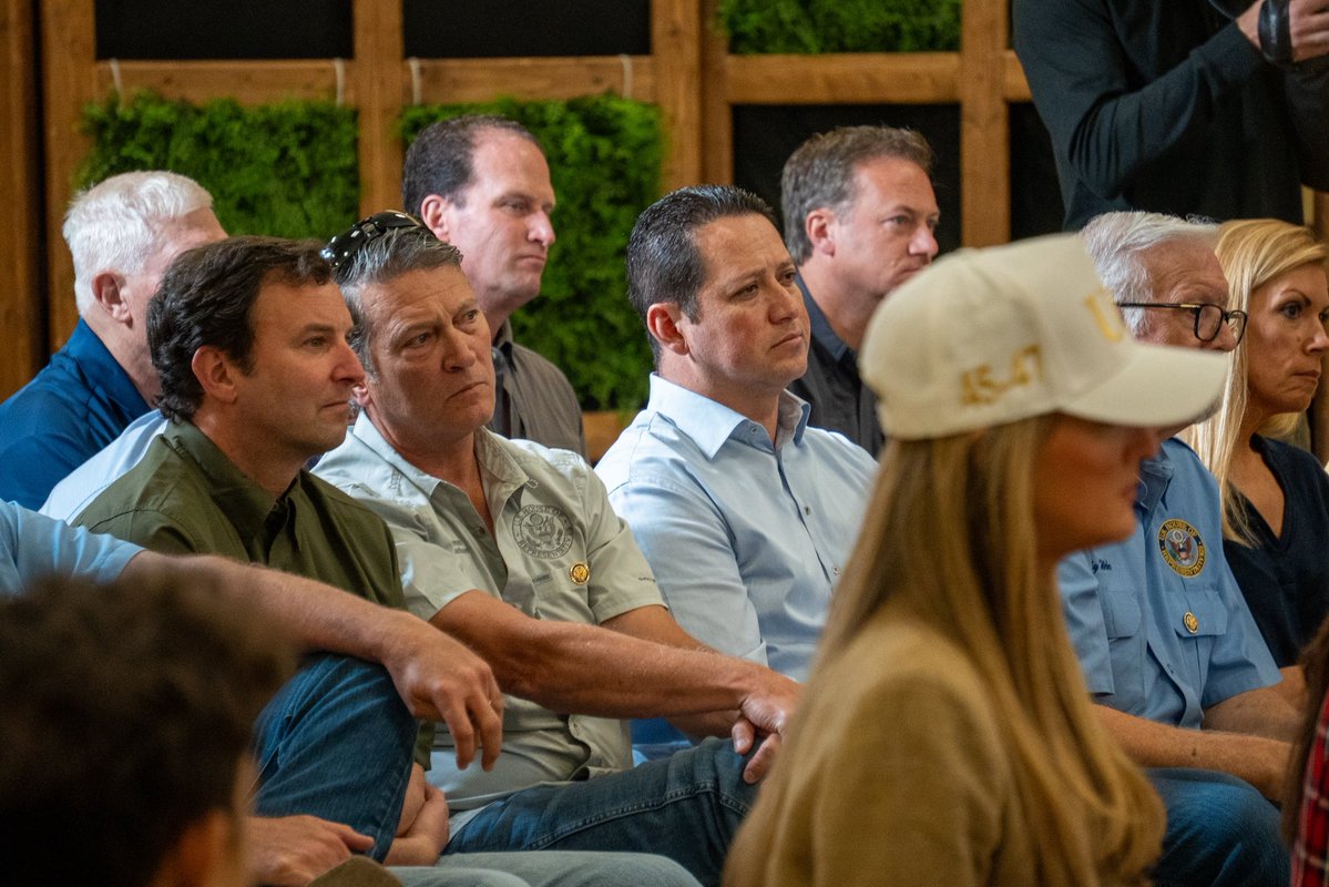 RepTonyGonzales's tweet image. 📍Kerrville, Texas
Today, I was proud to join @POTUS and @FLOTUS for an emergency roundtable with first responders in the Hill Country.
President Trump is a man of action, and his support for Texans is on full display in the wake of tragic flooding.
God Bless Texas. 🇺🇸