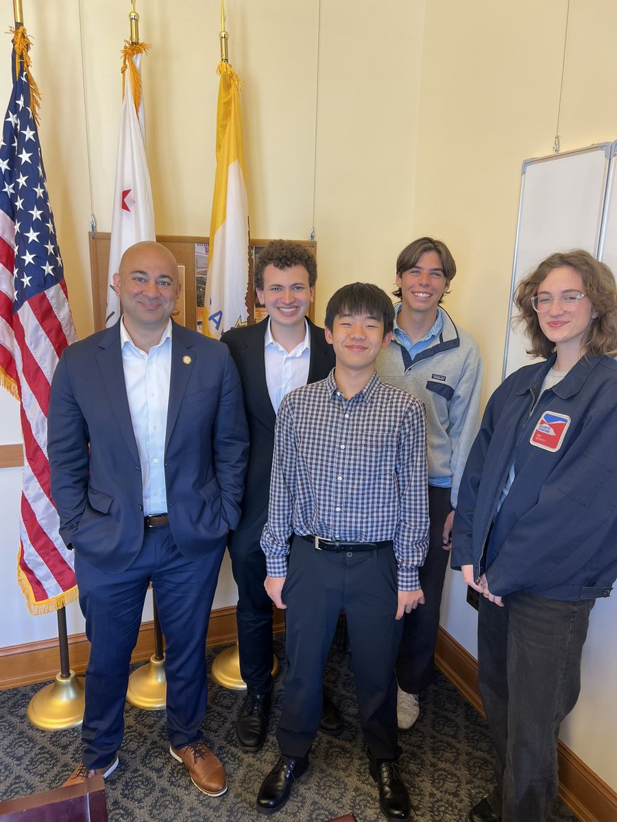 bilalmahmood's tweet image. A glimpse of some of our wonderful summer interns! We have 9 rotating interns helping with constituent emails, managing 311 requests, and staffing community events.