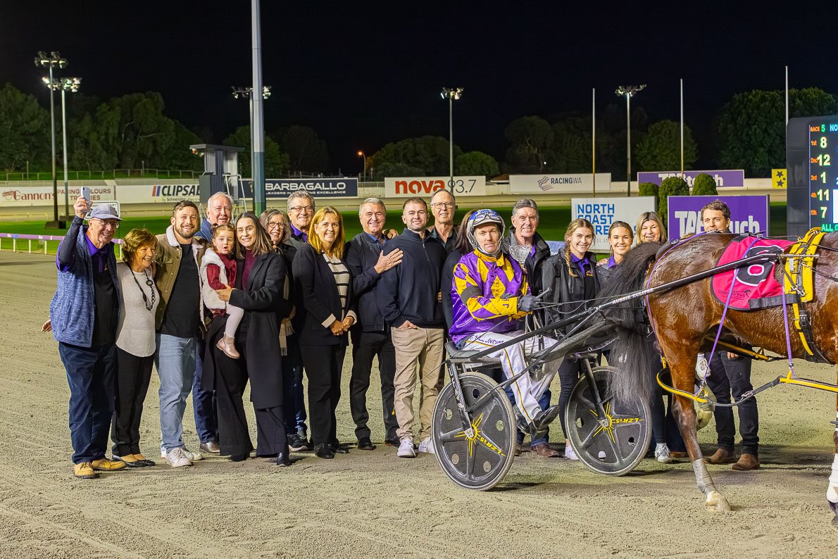 Mighty Ronaldo 💪🏼 
11.7.2025 Nova Winter Cup (G3) 
Mile Rate - 1:56:9 
A very well deserved win by Ronaldo after a long time between drinks and always putting in exceptional runs in his races. 

Congratulations to Ronaldo’s connections 🏆
The champ is back 💜💛 

📸 @pacepix_au
