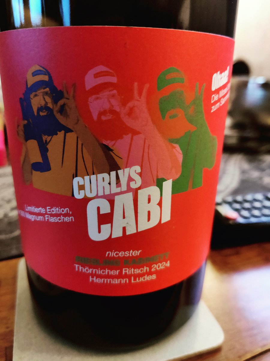 Den Clusterfuck der letzten Tage habe ich nur Dank einer Magnumflasche Mosel Kabinett überstanden <a href="/Reblaus10/">Reblaus 🧷</a>