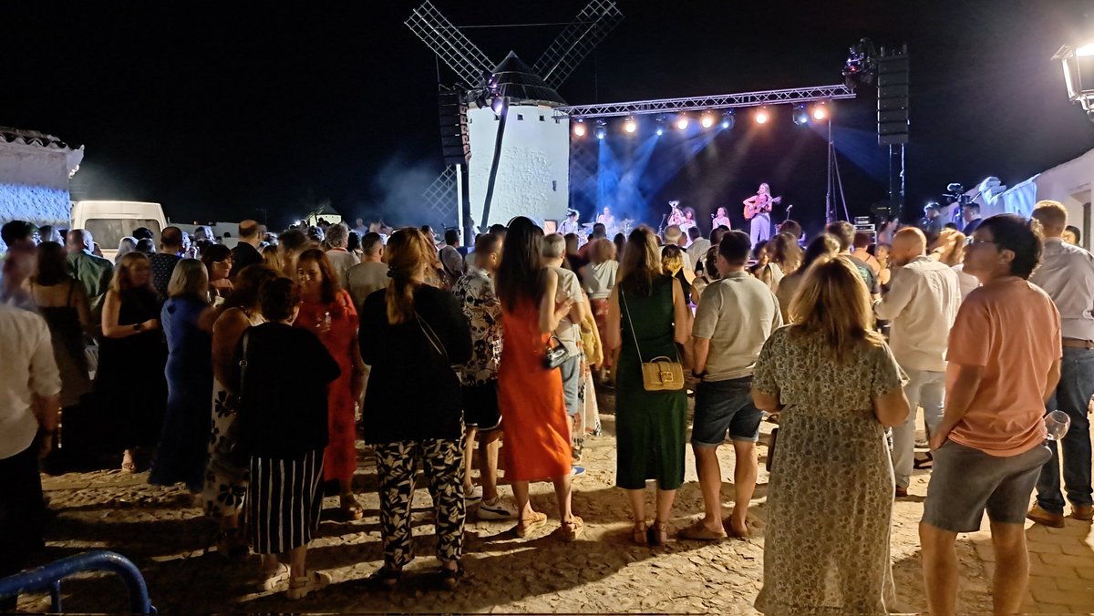 Vino DO La Mancha (@vinodelamancha) on Twitter photo El vino y la música maridan perfectamente en esta maravillosa noche veraniega en #CampodeCriptana . #Vinoymusica con #DOLaMancha dentro de los actos de #SaborQuijote de la <a href="/DiputacionCR/">Diputación de C.Real</a> en este fantástico escenario con el grupo #MarujaLimón amenizando la noche. #vinosdecalidad El vino y la música maridan perfectamente en esta maravillosa noche veraniega en #CampodeCriptana . #Vinoymusica con #DOLaMancha dentro de los actos de #SaborQuijote de la <a href="/DiputacionCR/">Diputación de C.Real</a> en este fantástico escenario con el grupo #MarujaLimón amenizando la noche. #vinosdecalidad