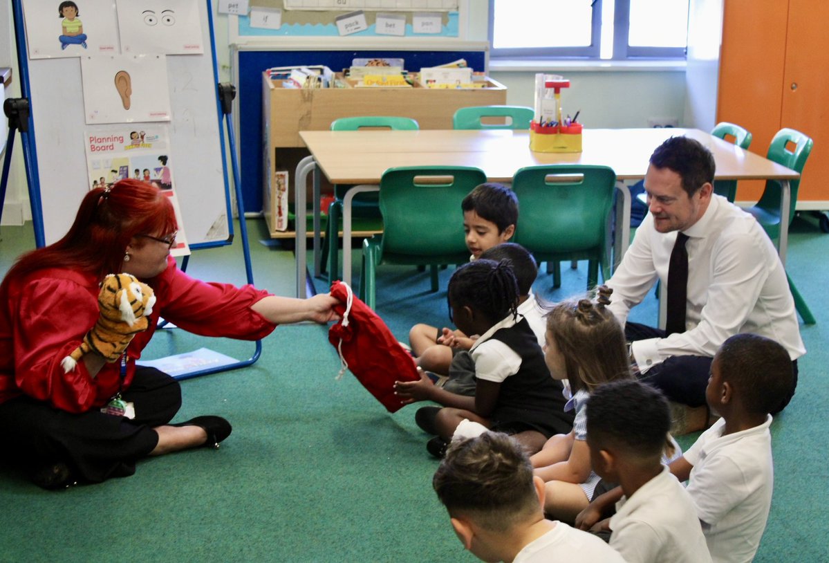JamesAsser's tweet image. I joined @SpeechAndLangUK at Curwen Primary in Plaistow to see Early Talk Boost in action & the impact it has had on children
Good to talk to staff and parents and welcome Education Minister @StephenMorganMP and outline the challenges we face locally & the great work being done