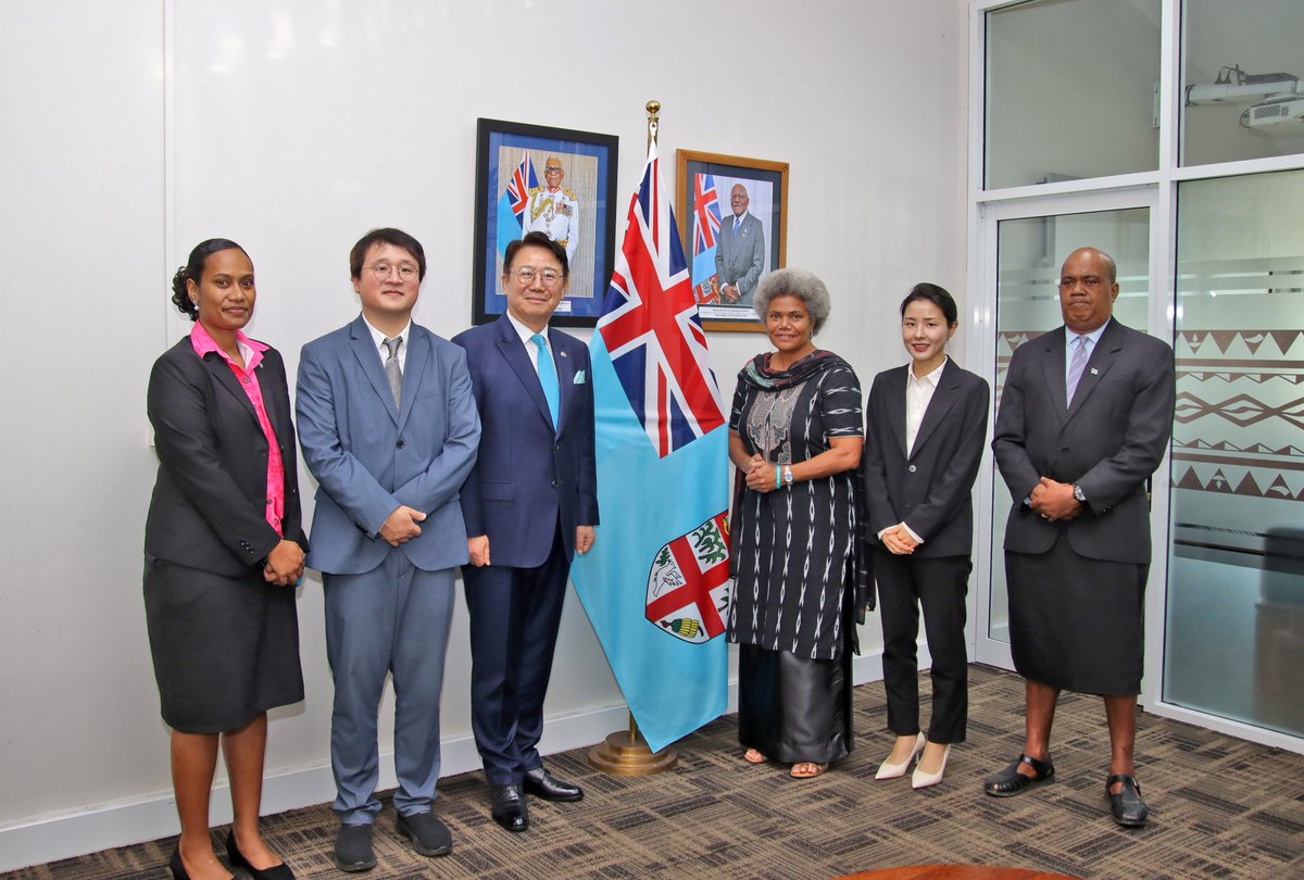 Fiji_MFAET's tweet photo. The Assistant Minister @Fiji_MOFA, Hon. Lenora Qereqeretabua received a farewell courtesy call, yesterday from the Ambassador of the Republic of Korea to the Republic of Fiji, H.E Mr Kim Jin Hyung, marking the conclusion of his distinguished diplomatic posting in Fiji. 🇫🇯🤝🇰🇷 https://t.co/6rxm1ZagxF