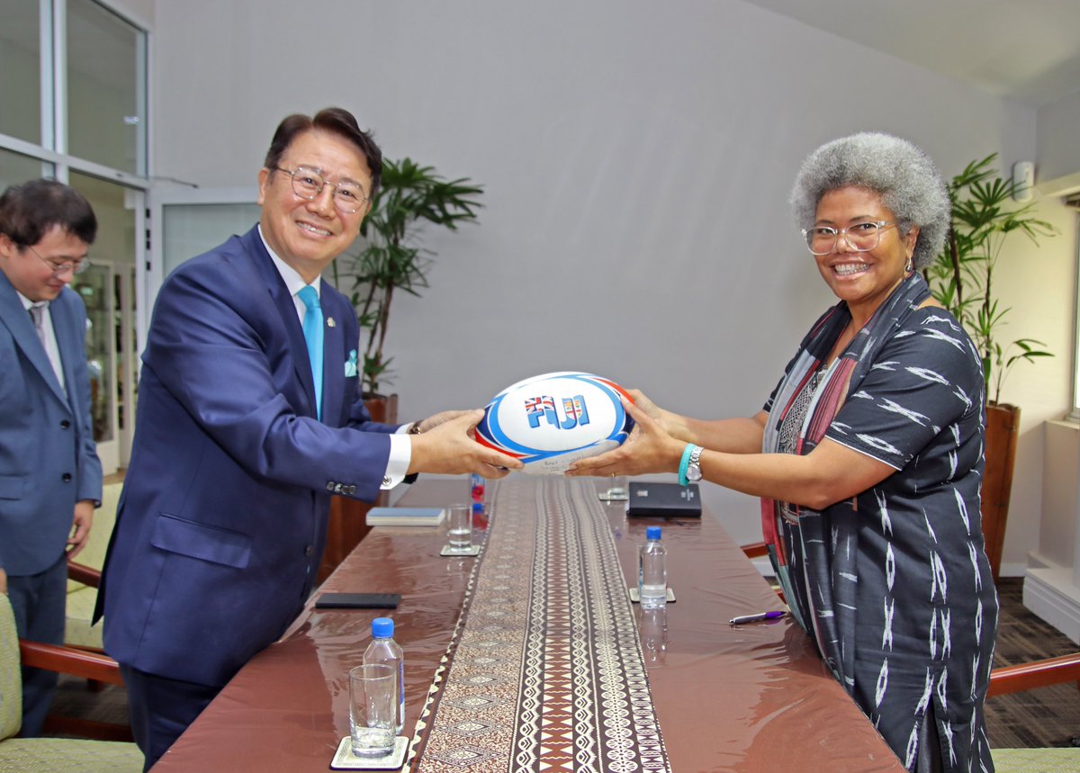 Fiji_MFAET's tweet photo. The Assistant Minister @Fiji_MOFA, Hon. Lenora Qereqeretabua received a farewell courtesy call, yesterday from the Ambassador of the Republic of Korea to the Republic of Fiji, H.E Mr Kim Jin Hyung, marking the conclusion of his distinguished diplomatic posting in Fiji. 🇫🇯🤝🇰🇷 https://t.co/6rxm1ZagxF