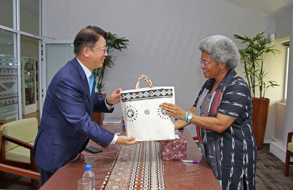 Fiji_MFAET's tweet photo. The Assistant Minister @Fiji_MOFA, Hon. Lenora Qereqeretabua received a farewell courtesy call, yesterday from the Ambassador of the Republic of Korea to the Republic of Fiji, H.E Mr Kim Jin Hyung, marking the conclusion of his distinguished diplomatic posting in Fiji. 🇫🇯🤝🇰🇷 https://t.co/6rxm1ZagxF