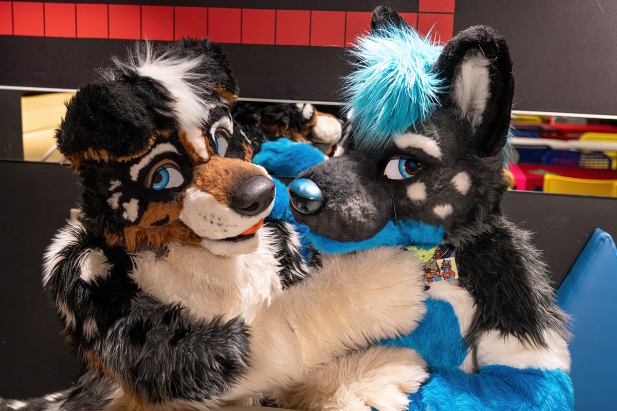 Cute kiss, lowkey jealous over here. If you want this kinda vibe, come join us
⁦<a href="/Onefurallstudio/">Onefurall Studios</a>⁩ #fursuitfriday