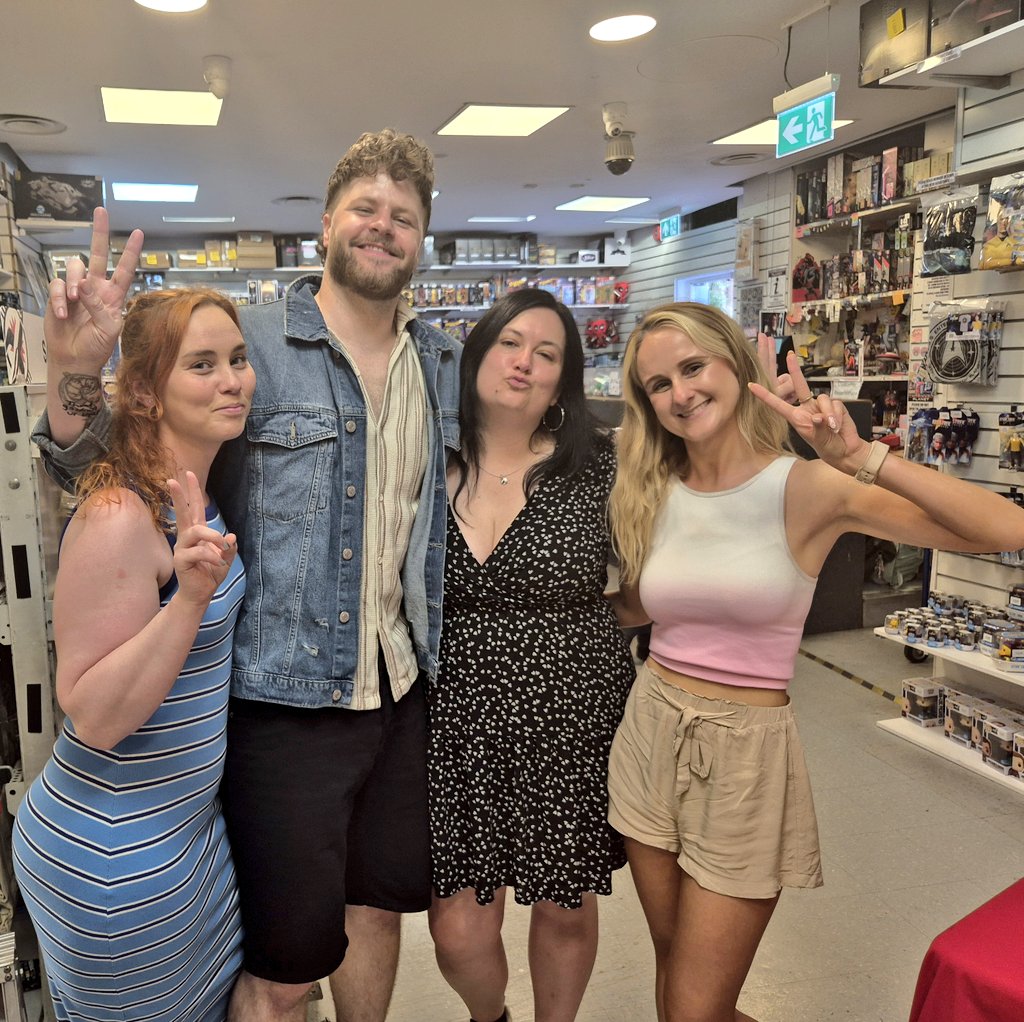 Laurah992's tweet photo. Team Wales (again)  🏴󠁧󠁢󠁷󠁬󠁳󠁿 ❤️ @JayMcGuiness @CharlieeLloyd @lifeofkatrina https://t.co/oakDDxrYlU