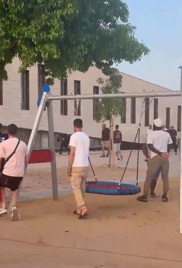 GatoFurioso69's tweet photo. Es tan "racista" lo de Torre Pacheco que pones un vídeo donde hay dos africanos en los columpios y la gente pasa de largo. No les hacen nada.

Van contra la gentuza, no contra las razas, Víctor.

Dejad de blanquear el problema, va a ser peor. https://t.co/D3ezetCzf1