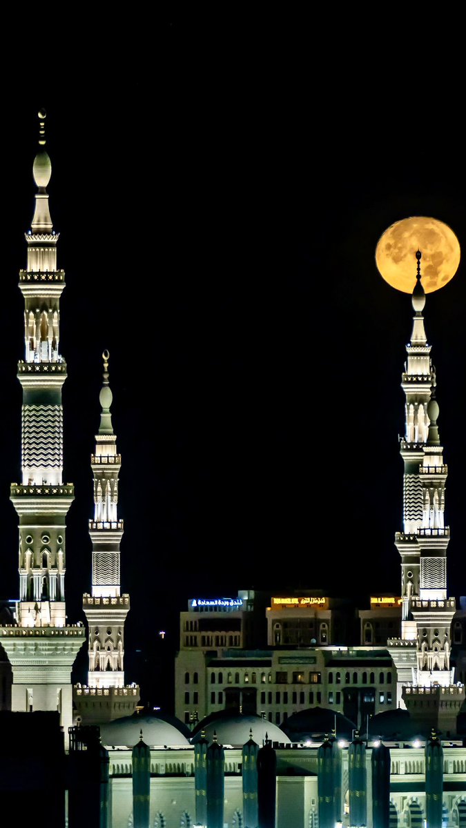 Medinah_Live's tweet photo. اكتمال القمر فوق مآذن #المسجد_النبوي يضفي على #المدينة_المنورة مشهدًا روحانيًا يعكس جلال المكان وقدسيته.

تصوير: ابراهيم الكندري https://t.co/BiFdf9GbR4