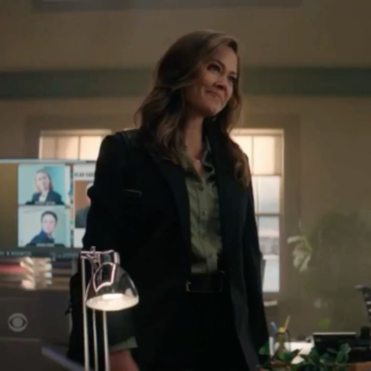 shannon_hausen's tweet photo. #MyFavoriteCharacter The third one is Jane Tennant the first female SAC she overcame so many obstacles she's a former CIA agent a terrific mom,friend and really great leader.She's smart ,tough,loyal,kind, compassionate #SaveNCISHawaii #NCISHawaii https://t.co/kfb997YGnD
