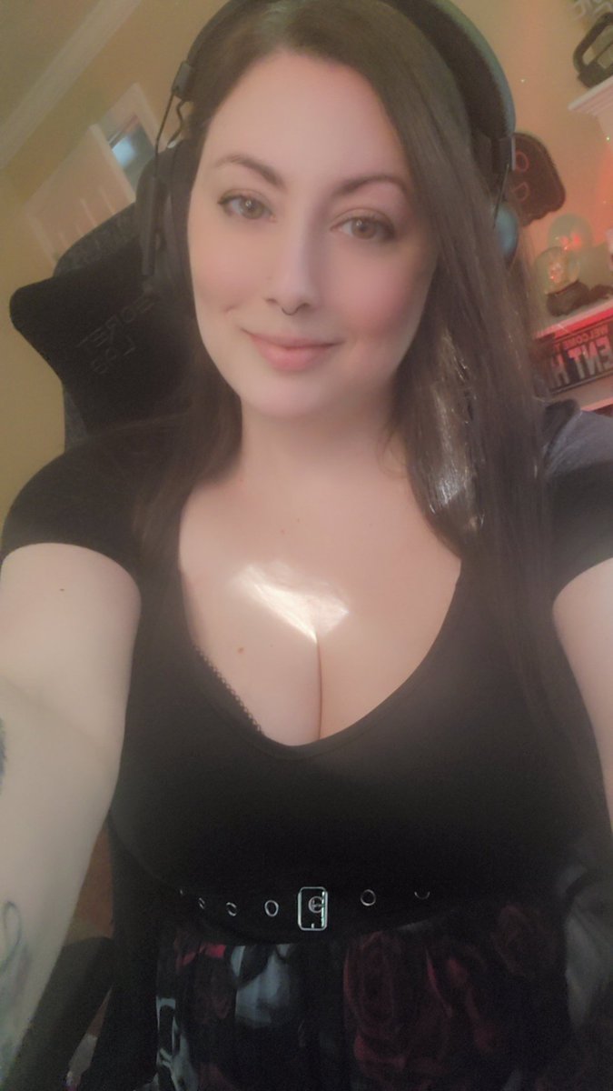 Happy Friday! We Live 💚💜