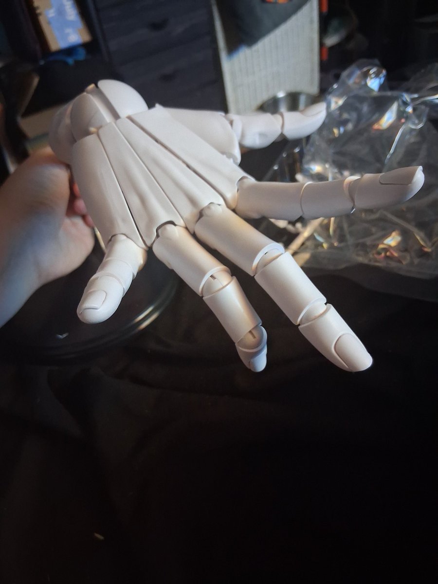 witch_labyrinth's tweet photo. Yo I got those sweet new hand model for drawing. I got two figures for poses coming too. Lol https://t.co/2N3G8rbKQP