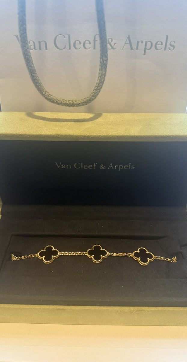 🚨 Under Retail 🚨

Van Cleef 5 Motif Bracelet
Box &amp; Papers

$4,750 USDC 

Join the discord for more deals, link in bio ✅