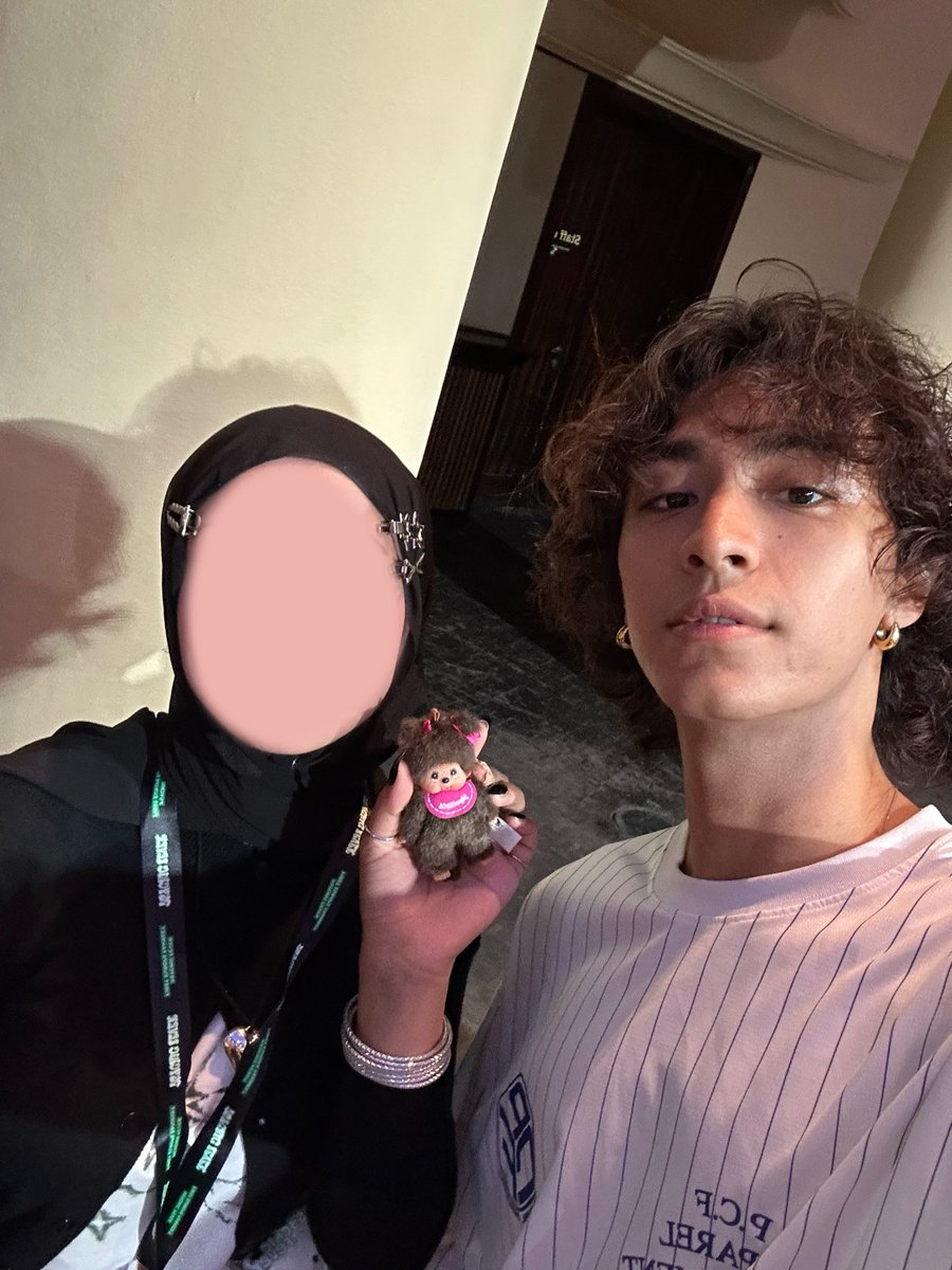 sunk1tsched's tweet image. met the isachichi himself 
life is #complete 😣🫶🏼