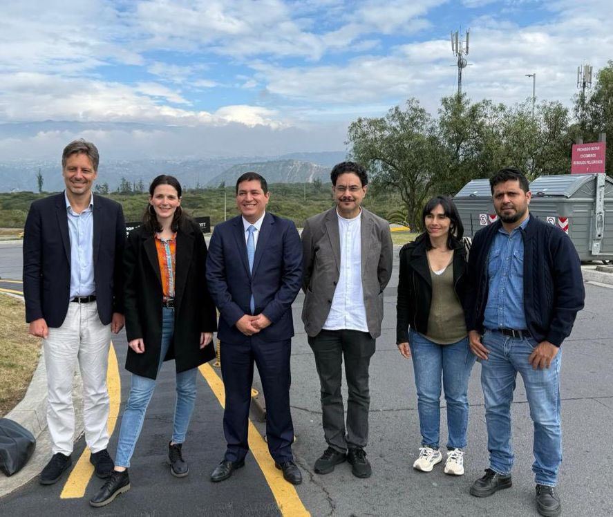 AlfreMondragon's tweet image. Con @IvanCepedaCast en la delegación internacional ejerciendo el internacionalismo solidario con @ecuarauz quien está enfrentando una persecución judicial por haber sido candidato presidencial en Ecuador y atreverse a decir verdades.
Ivan sabe lo que es enfrentar la persecución.…
