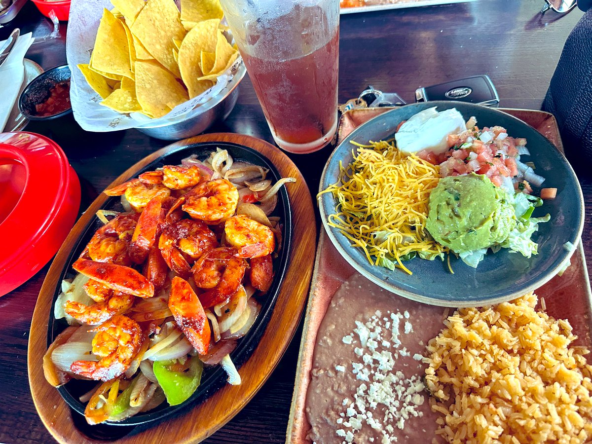 TheBellaD12's tweet image. 😁 Happy Friday beautiful people! Missed #TacoTuesday but you know I had to come through with a🌶️ 🥘 sizzling 🍤 Fajita Friday. Enjoy the weekend! ✌🏻 & 💗