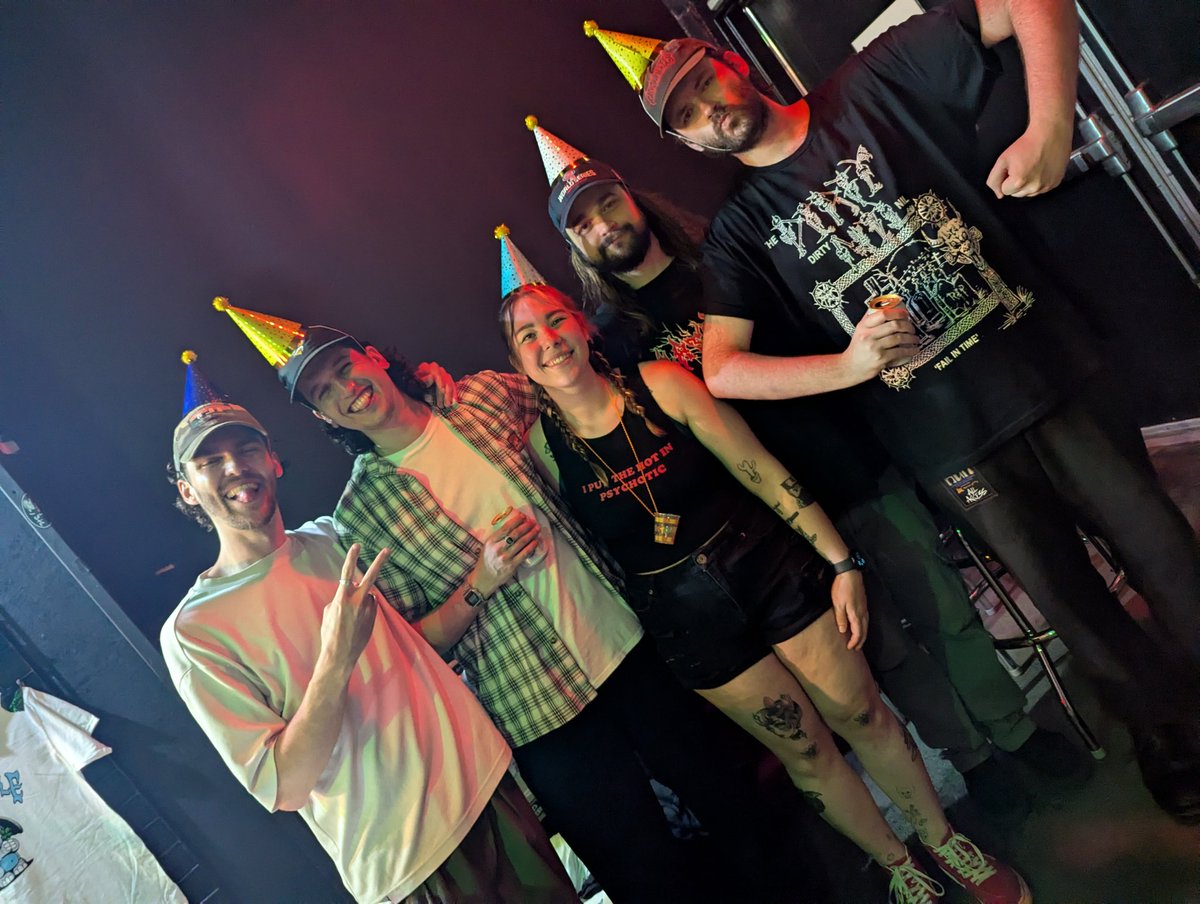 da_bees_knees's tweet photo. The birthday post no one asked for but got anyway! 
I celebrated 26 the best way by seeing @HeartAttackMane for my 12th show! Can't wait for the next tour! https://t.co/lH1mU2OftA