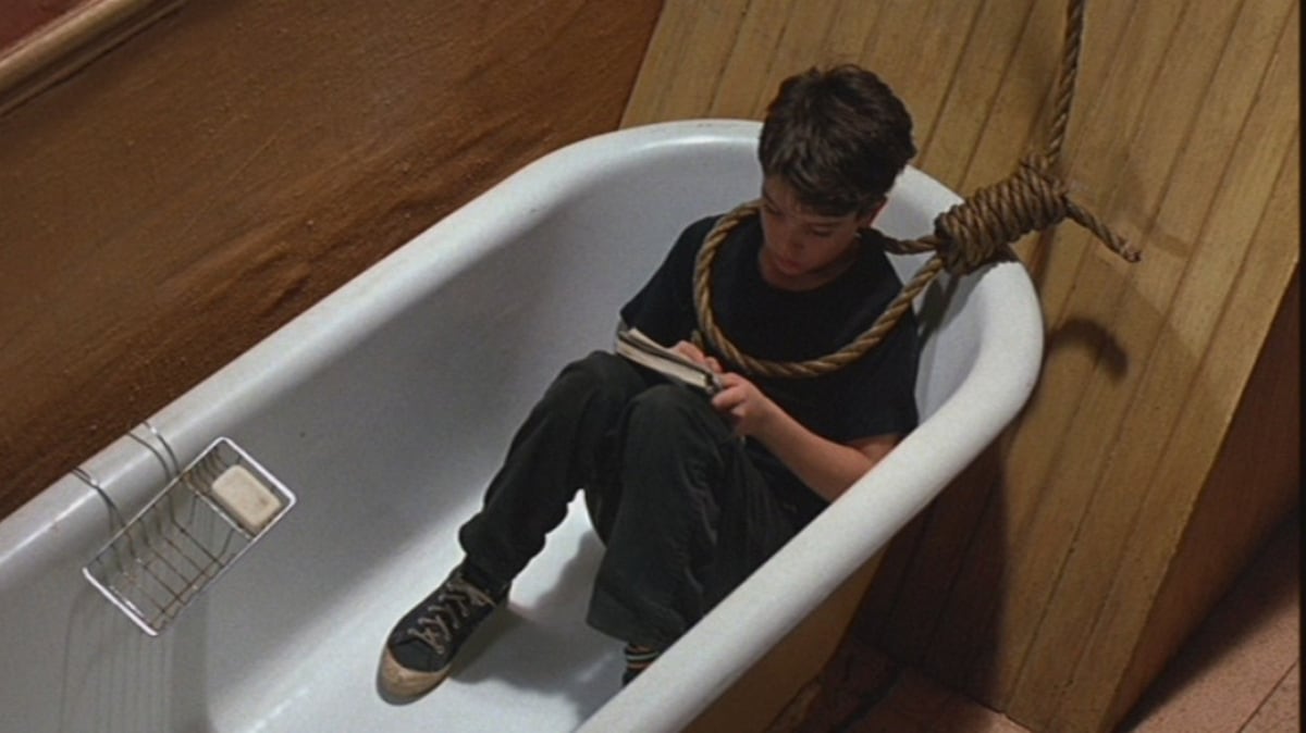 RobertoGranda6's tweet image. Reestrenada en cines, qué intensa experiencia ver en pantalla grande la película que tanto me impactó siendo tan joven.
Con toda su capacidad de fascinación, ese niño que habita un mundo poético, sórdido y onírico; como tantas veces es la infancia, como tantas veces es la vida.