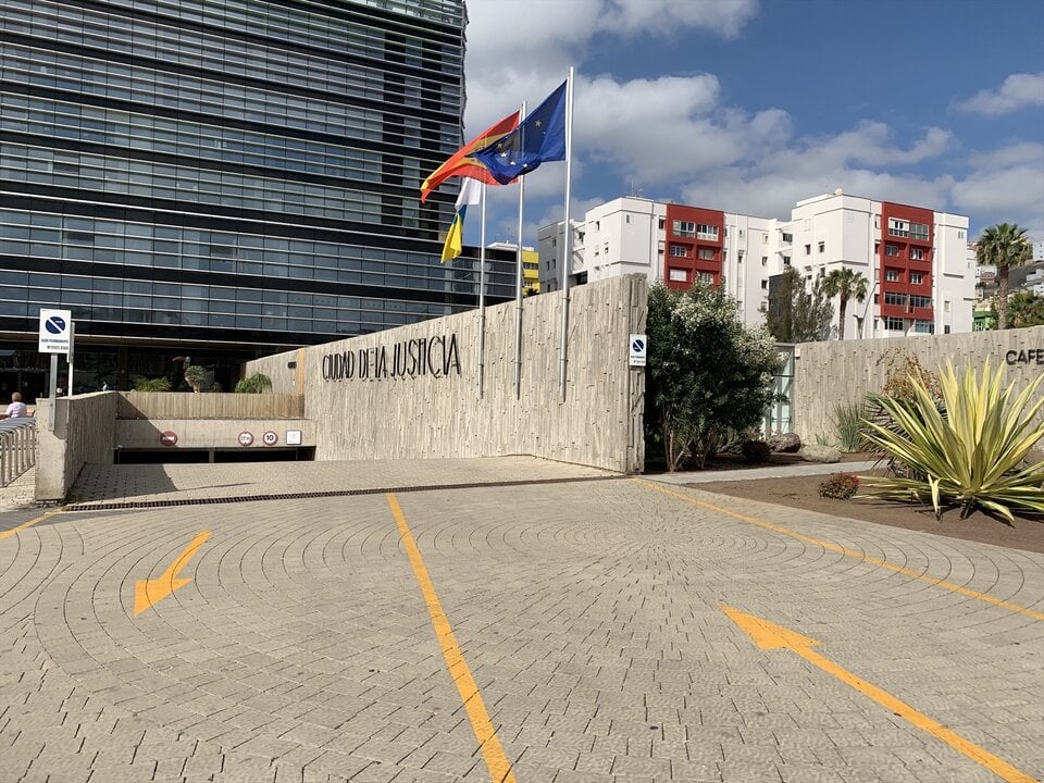 La  magistrada  del  Tribunal Superior de Justicia de Canarias  ha elaborado un  resumen  a un  niño de diez años  con el objetivo de que este pudiera entender su sentencia. En este, la  jueza  le explicaba al pequeño ...  f.mtr.cool/luxrsawujb
