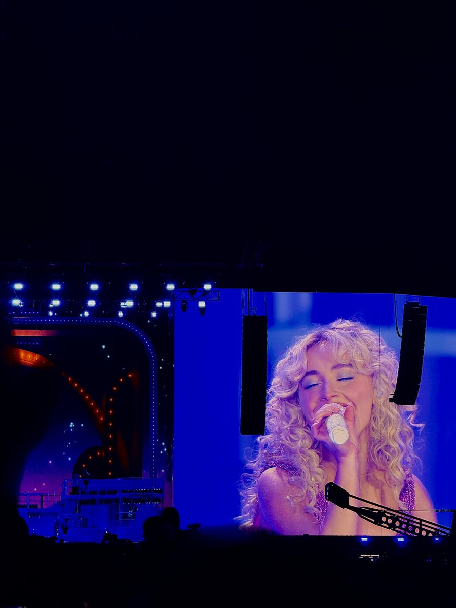 some Sabrina pictures because I’ve posted them everywhere else already ✨