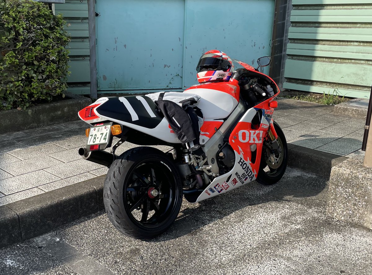 HondaV4BikeFan's tweet image. #RVF750
#OKIカラー
#RC45

今朝は涼しいので軽く湿気取り