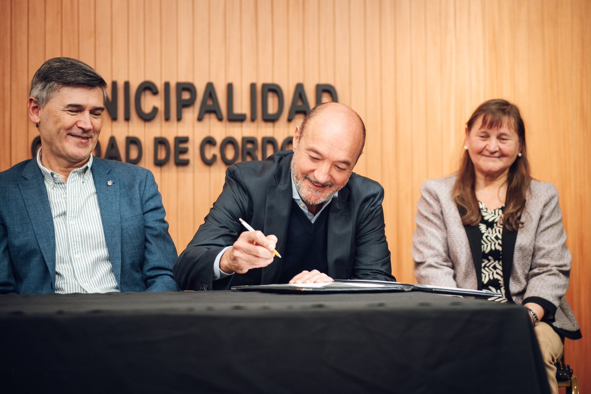 PasseriniOk's tweet photo. 👏 ¡500 nuevos empleos en #CórdobaCapital!

Firmamos convenio con el clúster de empresas BPO & KPO para sumar oportunidades de trabajo a la industria del conocimiento, una gran noticia para la ciudad, que adquiere aún más importancia en el contexto que atraviesa la Argentina.

Este es el tercer acuerdo que concretamos con el clúster, lo que ya nos permitió sumar 2.000 nuevos empleos formales y de calidad en tres años. El 58% de quienes acceden a estos puestos son mujeres y el 33% tiene entre 18 y 23 años, muchos de ellos alcanzando su primer trabajo formal.