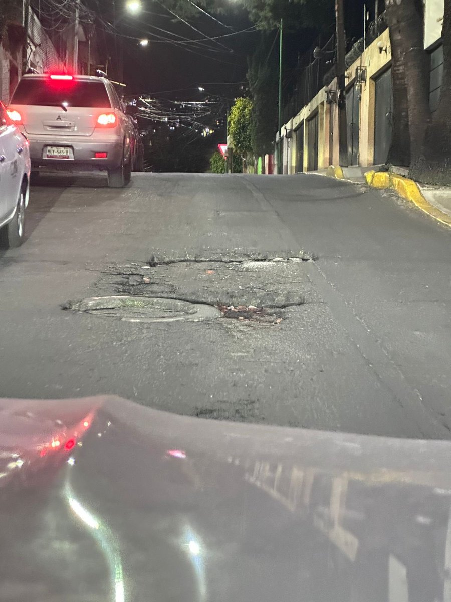 MaxiaLuna's tweet photo. @alcaldialaMagdalenaContreras tengo dos mes reportando 2 hoyos, no son baches, son hoyos super peligrosos eb Dalia y Av San Jeronimo ; no es posible !!! Cuando vienen a arreglar ????? https://t.co/vh0lDAn81h
