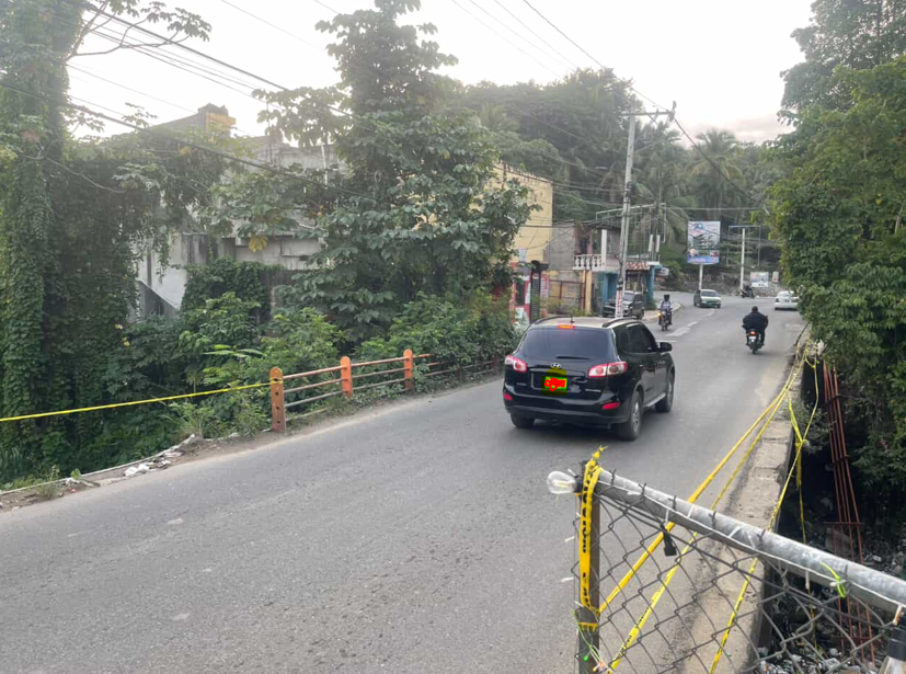 ¡Peligro en Manoguayabo! Se caen barandas de puente sobre arroyo en El Control tinyurl.com/msumtdab