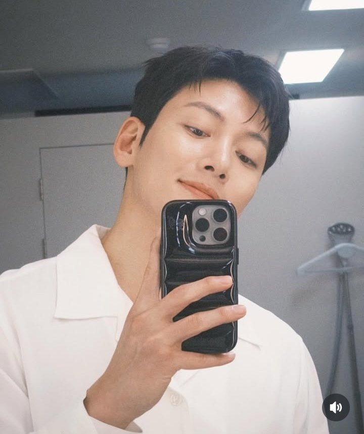 JI CHANG WOOK MIRROR SELFIE