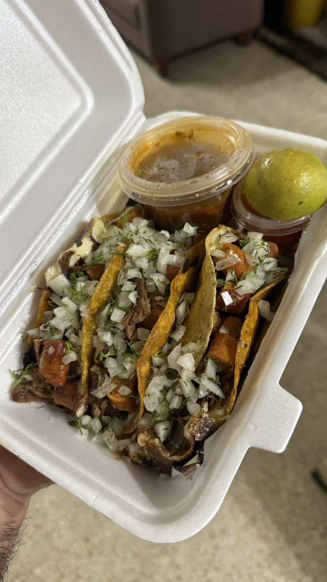 HOY HOY HOY !!! Los tacos de birria mas rockers de gye desde las 3pm. Si quieres apoyar este emprendimiento con un like nos ayudarías muchísimo y si quieres probarlos envíame un mensajito al dm 🤘🏽🔥🌮